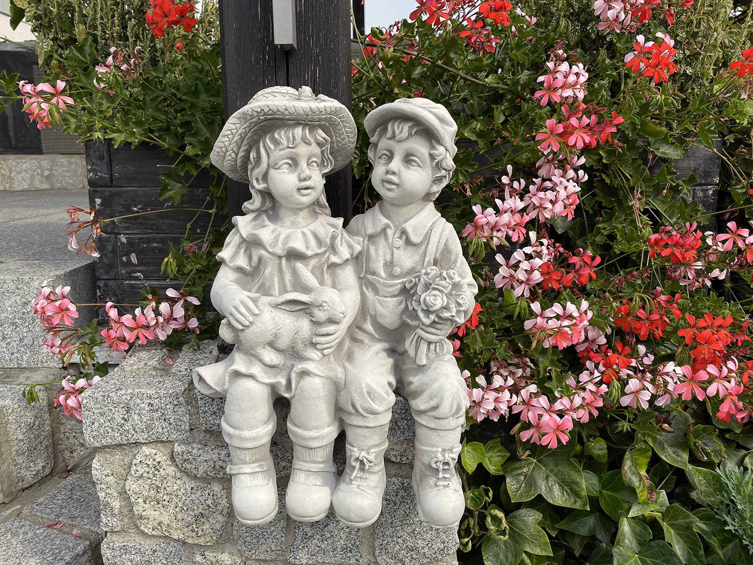 gartendekoparadies.de Chłopiec i dziewczynka na ławce, kamienna figurka wys. 40 cm, 21 kg, szara, odporna na mróz z odlewu kamiennego do użytku na zewnątrz