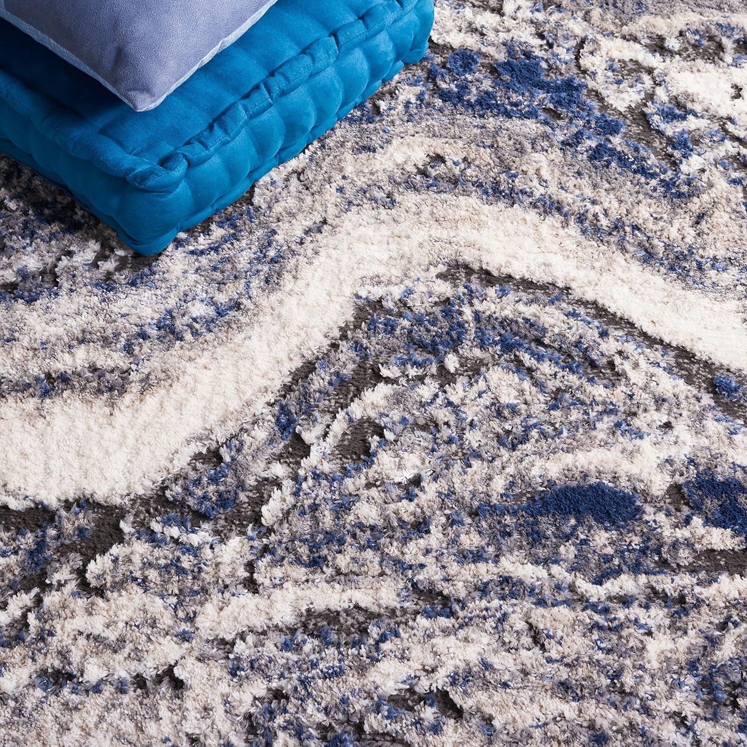 SAFAVIEH Petra Collection Accent Rug - 4' x 6', Light Beige & Blue, Modern Design, Non-Shedding & Easy Care, Ideal for High Traffic Areas in Entryway, Living Room, Bedroom (PTA112A)