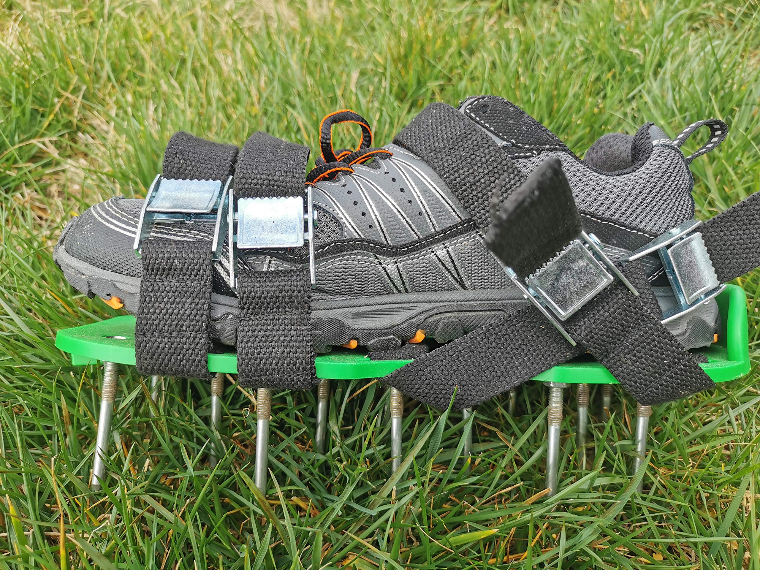 Bubblefin Aireador de césped, Zapatos con Hebillas de Metal Resistentes, 4 Correas Ajustables y Pinchos más Afilados para una aireación efectiva del Suelo y un Patio más Verde