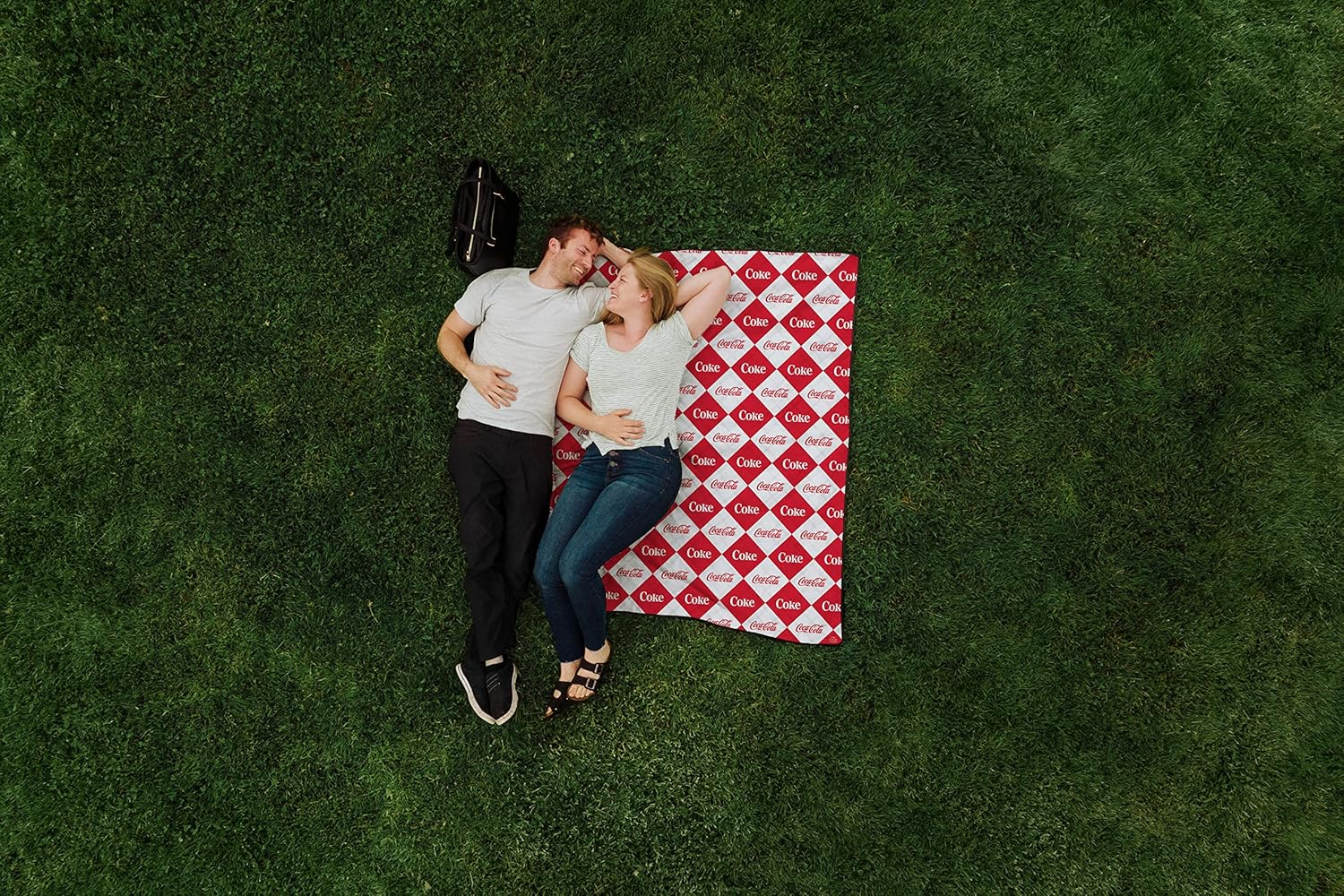 Picnic TIME Coca-Cola Impresa Picnic Blanket, Lightweight Folding Beach Blanket with Carry Backpack, Machine Washable Water Resistant Fleece Picnic Mat, (Red and White)