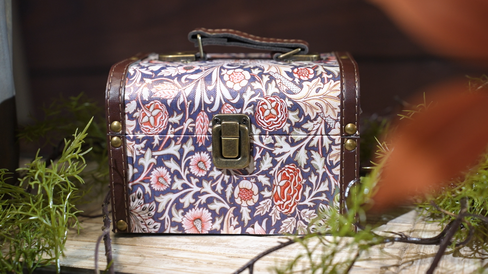 花瓶　ハンカチ　収納box Amazon.com: XIAOAIKA Vintage Decorative Storage Box with Handle