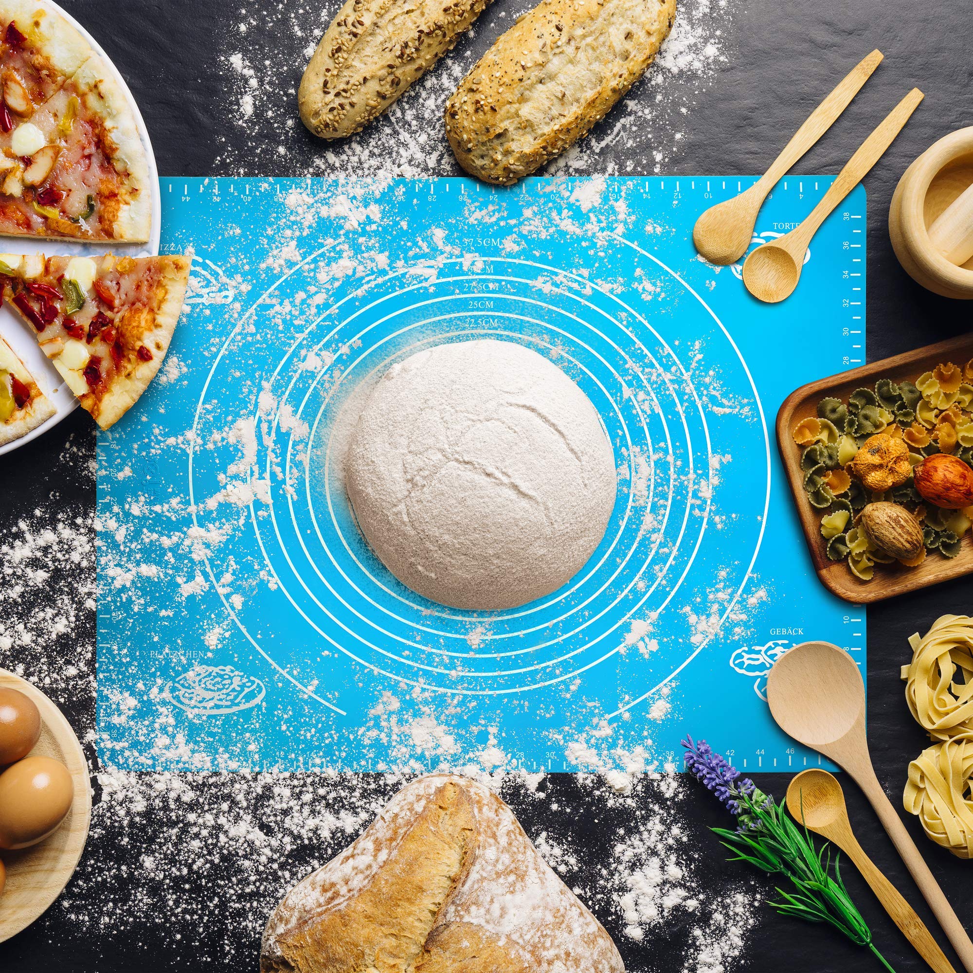Gros plan sur la texture antiadhésive et la taille généreuse du tapis de pâtisserie Belmalia.