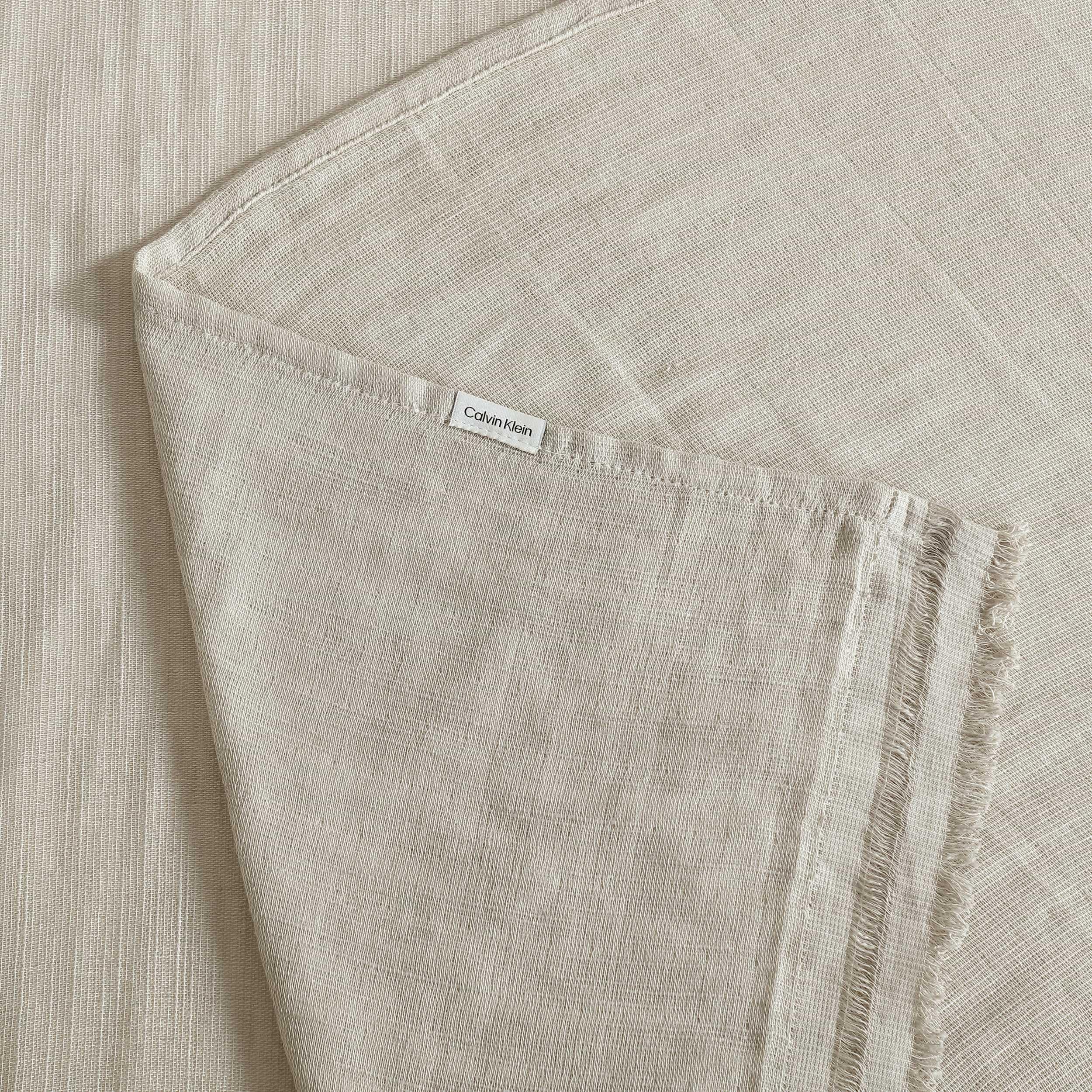 Calvin Klein - Copriletto, biancheria da letto a trama fine con bordi sfilacciati, leggera e traspirante, perfetta per letto, divano o sedia, certificata Oeko-Tex (beige, 152,4 x 177,8 cm)