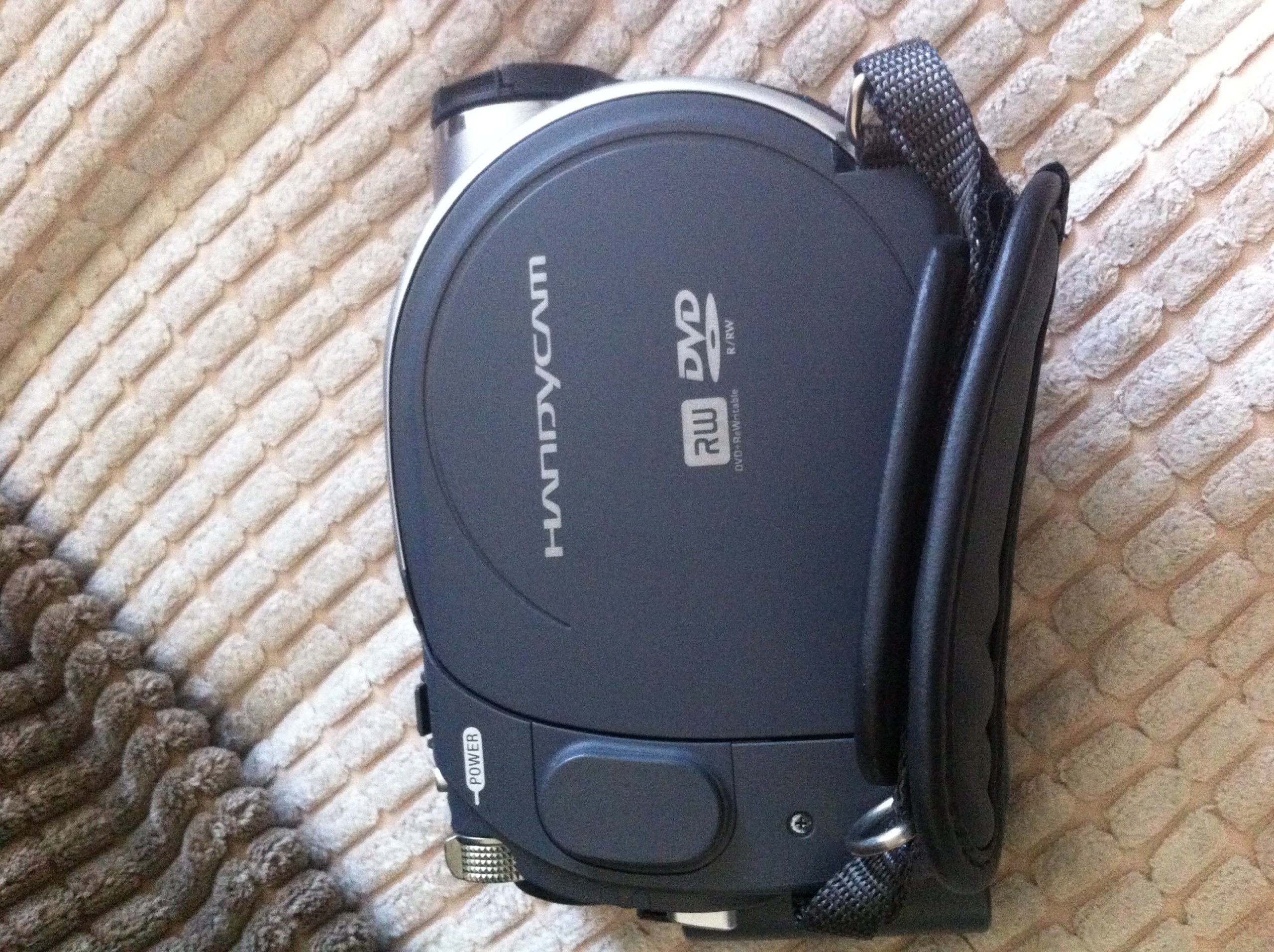 Sony DCR-DVD105E Handycam DVD Camcorder (20x Optical Zoom, 2.5