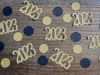 Vista 1 de Glitter Gold 2023 Graduation Party Confetti with Black and Gold Circles