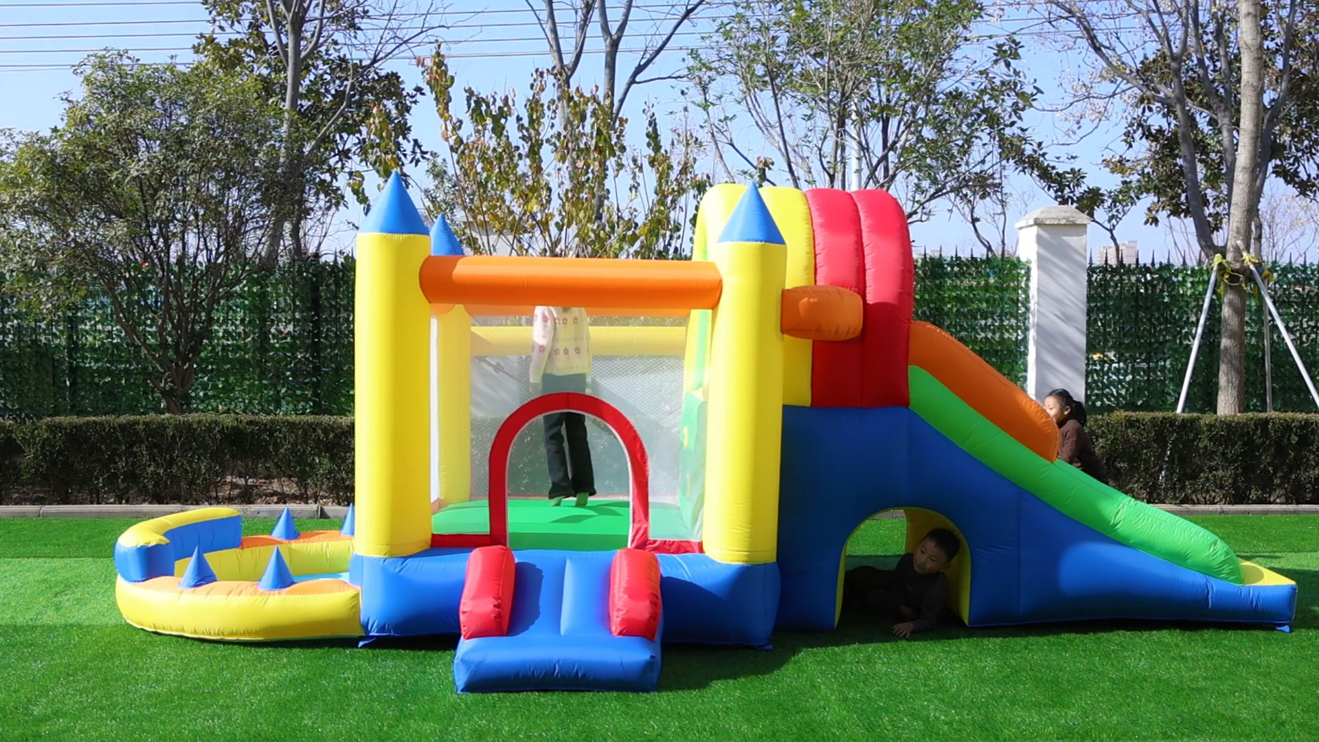 Sunny & Fun Castillo Hinchable Inflable Con Doble Tobogán – Resistente Para La Diversión Al Aire Libre – Pared De Escalada, Toboganes, Casa De Rebote – Fácil De Instalar E Inflar