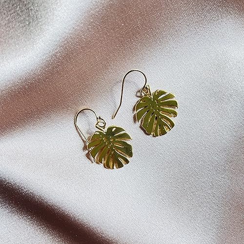 Miniatura 6 de Palm Leaf Earrings in gold – handmade earrings for women with a tropical touch and elegant monstera inspired plant earrings for everyday wear