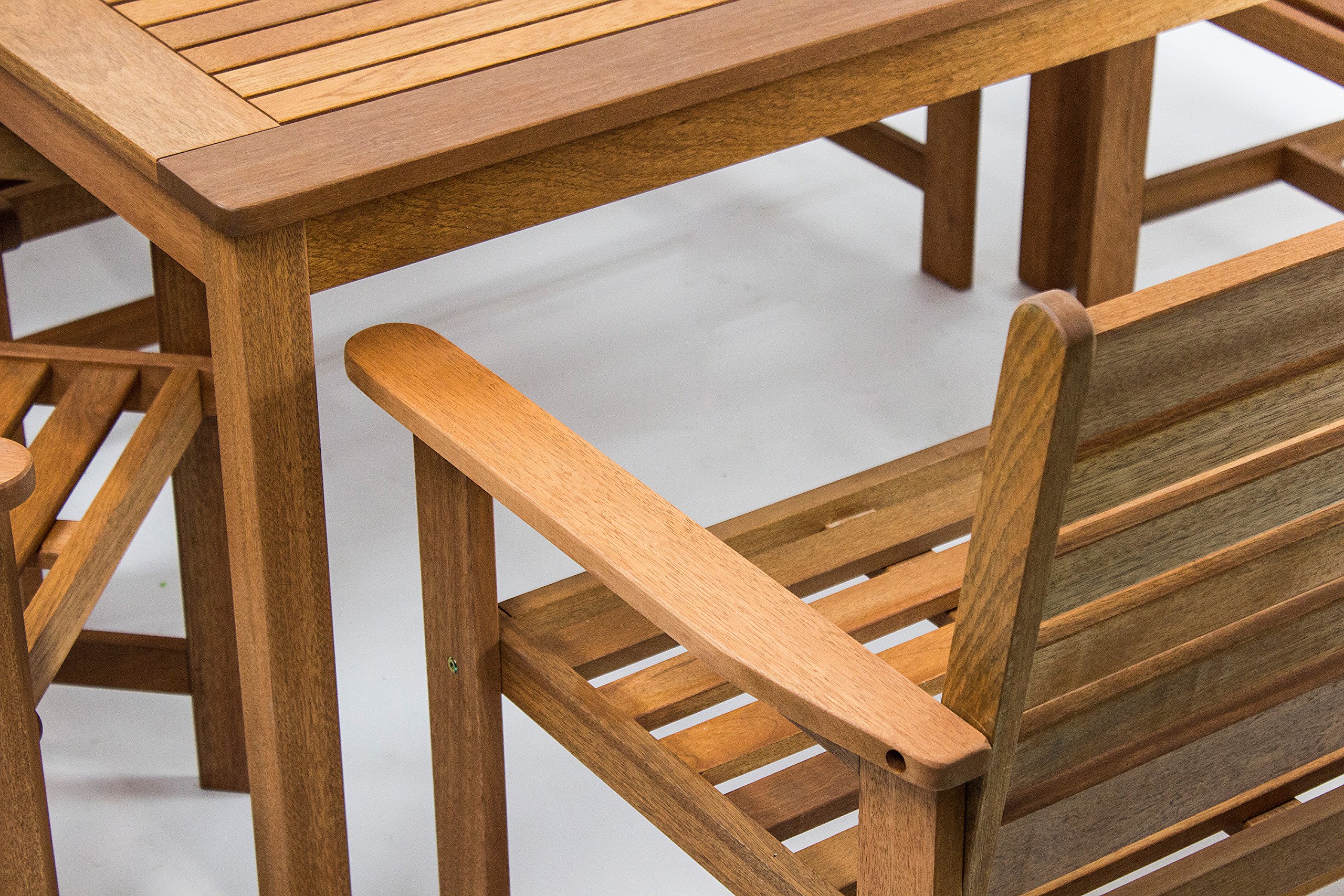 AVANTI TRENDSTORE Set da giardino 5 pezzi in legno tropicale tavolo 135x73,5x75 cm sedie 61x88x62 cm panche 120x88x62 cm