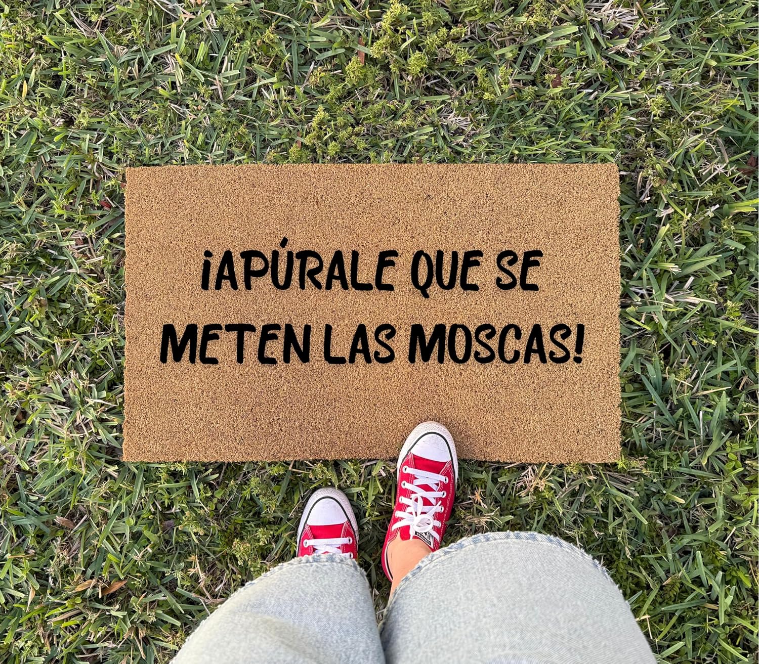 Apúrale Que Se Meten Las Moscas Doormat - 3 Size Options - Funny Spanish Welcome Mat for Porch or Entryway - Mexican Humor Coir Rug for Indoor Outdoor Use