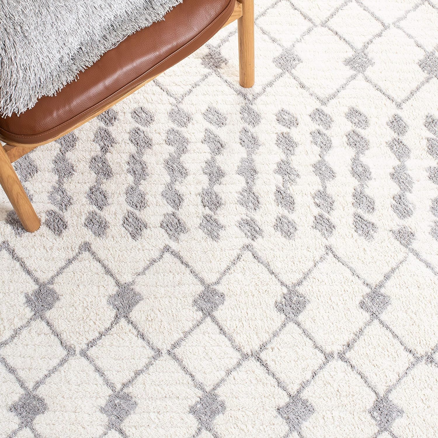 SAFAVIEH Casablanca Collection Runner Rug - 2'3" x 8', Ivory & Silver, Handmade Moroccan Wool, 0.5-inch Thick Ideal for High Traffic Areas in Living Room, Bedroom (CSB203G)