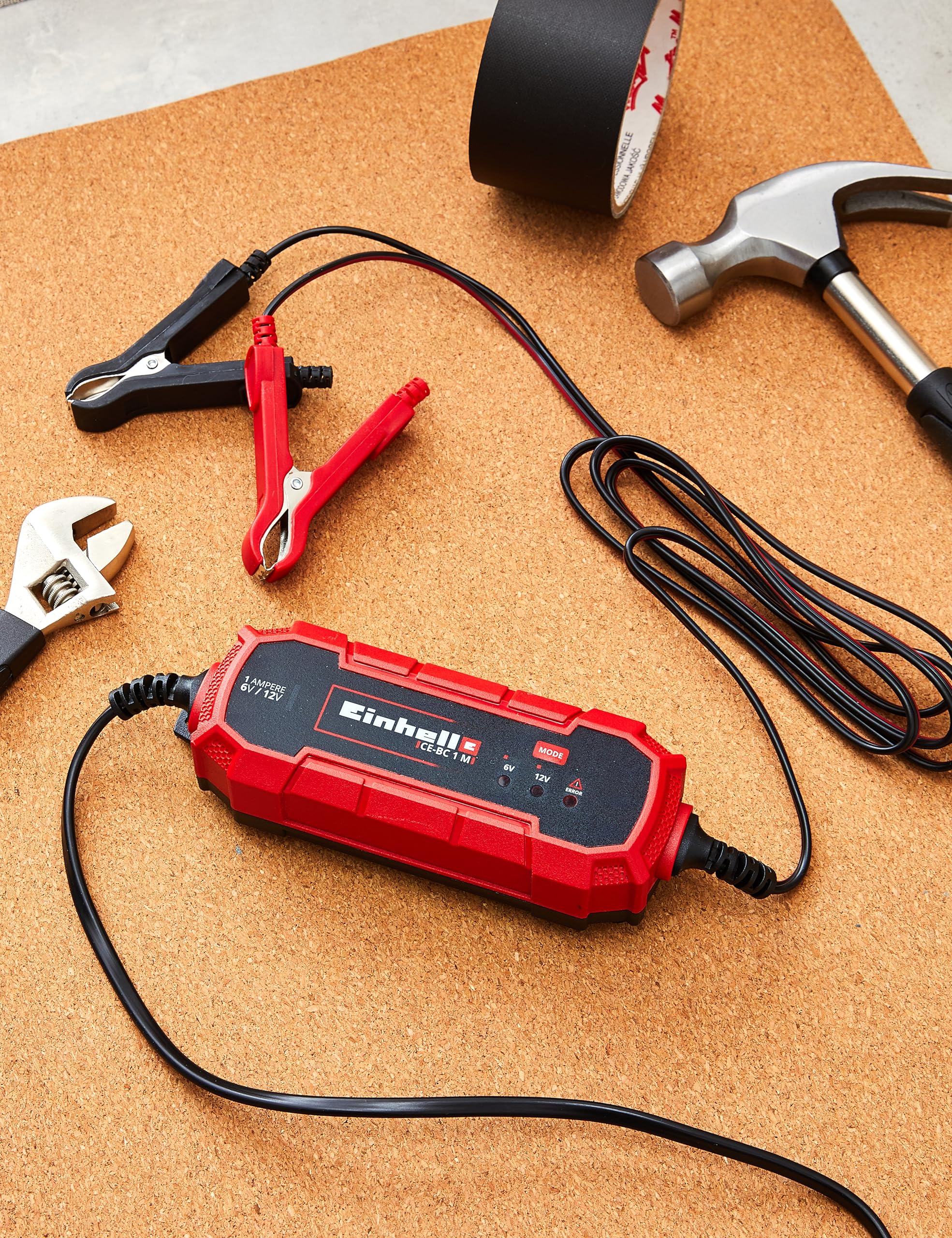Einhell CE-BC 1 M Caricabatteria auto (220-240 V, di carica 6 / 12 V, per batterie 3-32 Ah, corrente carica 1A, mantenitore carica, per batterie gel - AGM - acido, possibile fissaggio a parete)