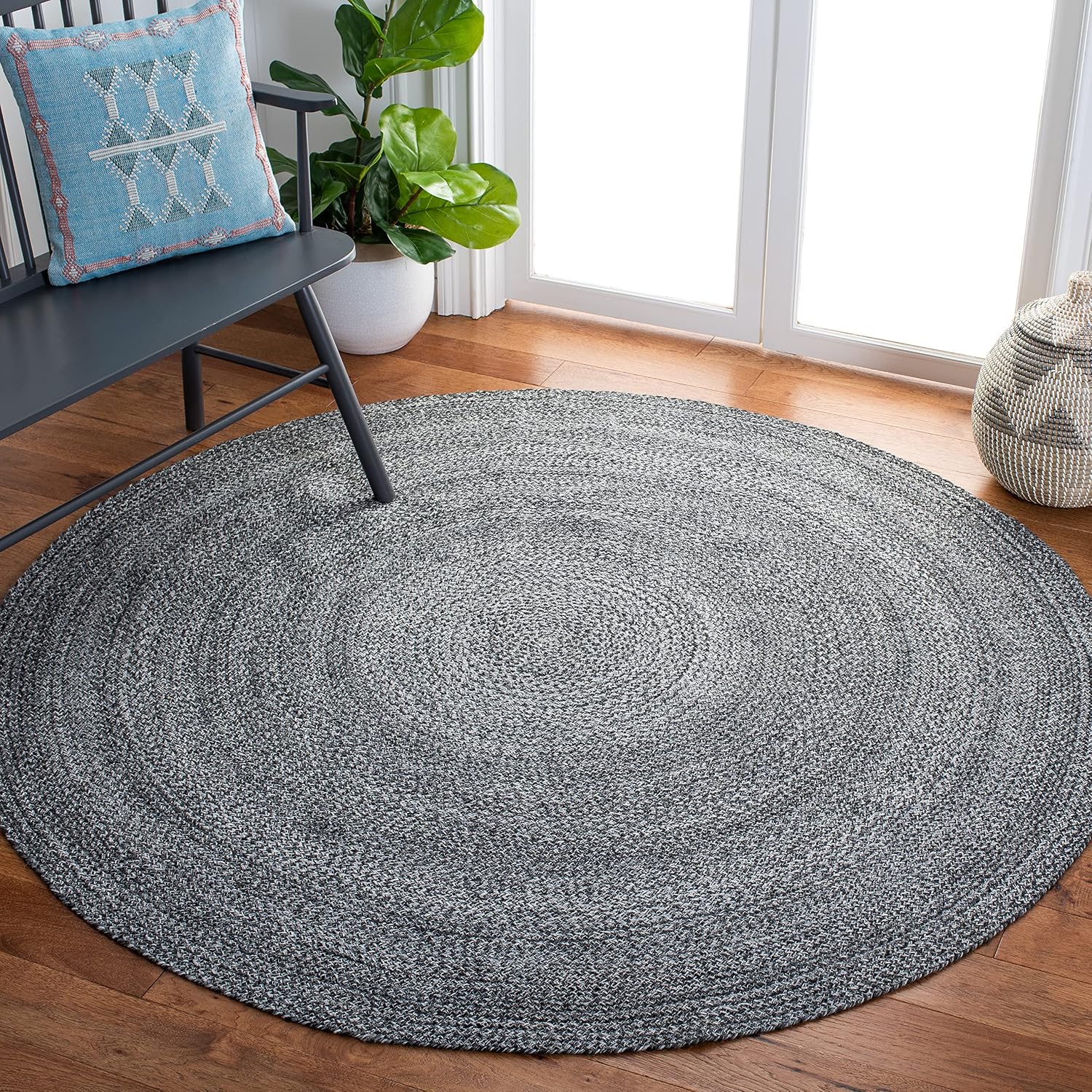 SAFAVIEH Cape Cod Collection Area Rug - 4' Round, Pink, Handmade Braided, Ideal for High Traffic Areas in Living Room, Bedroom (CAP224U)