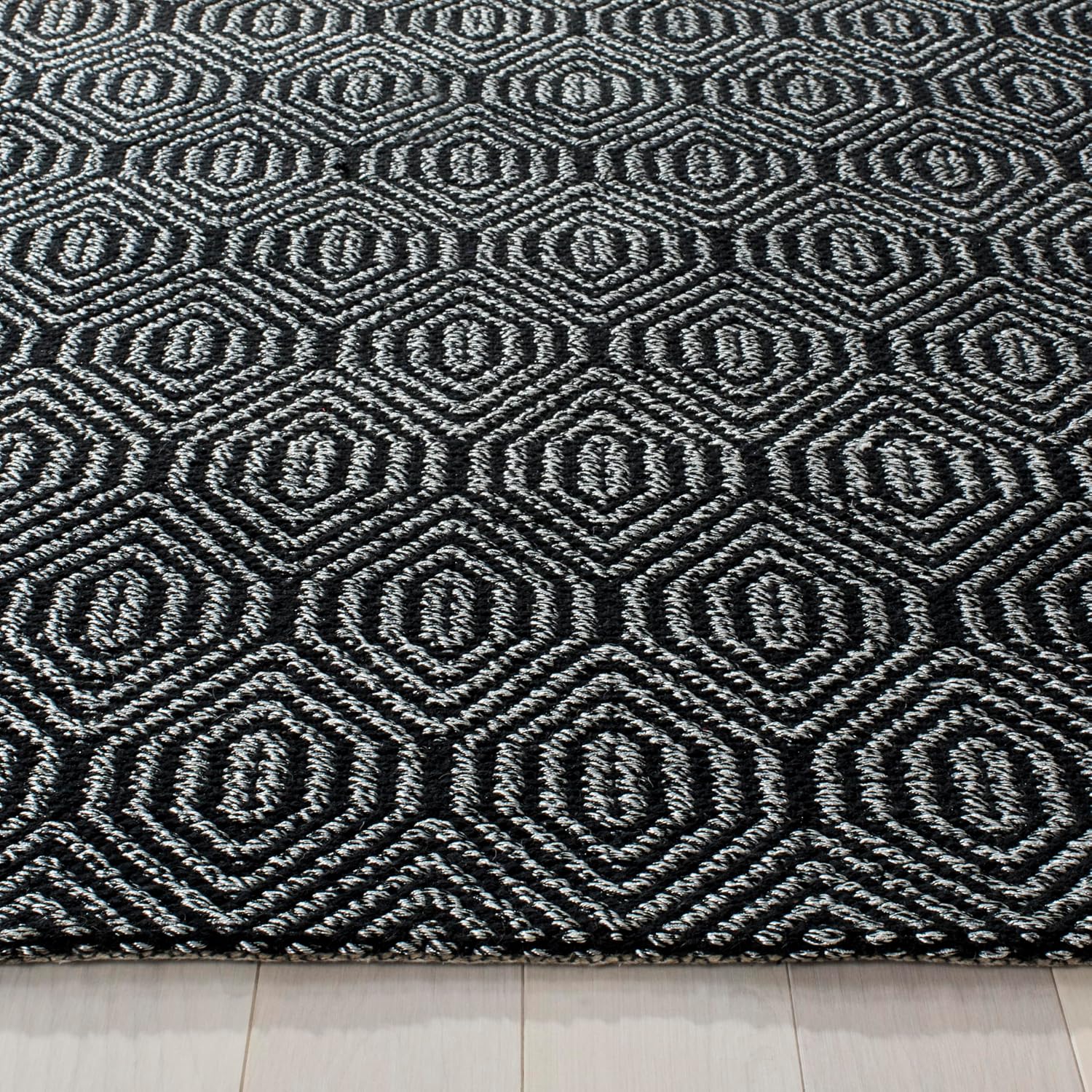 SAFAVIEH South Hampton Collection 5' x 8' Black SHA243B Handmade Flatweave Area Rug