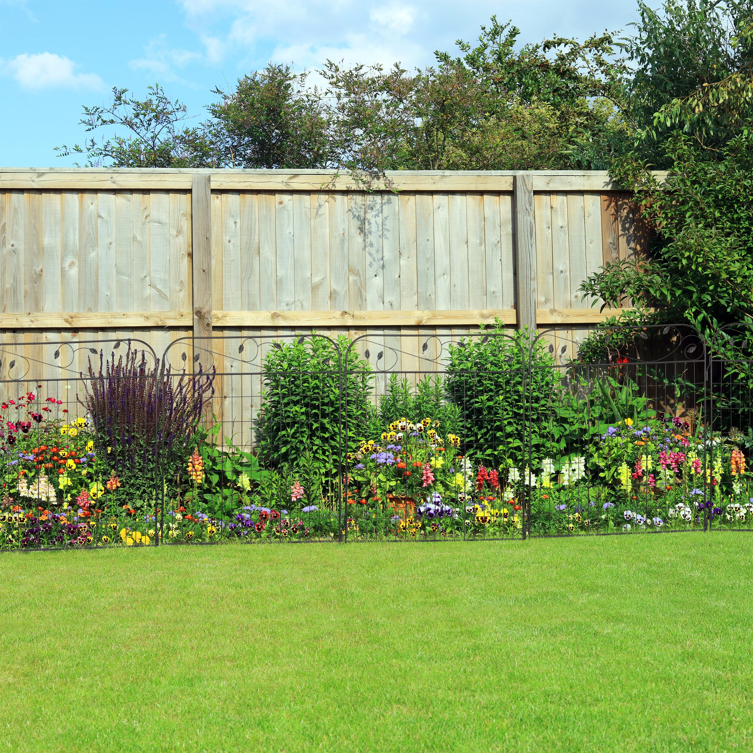 Relaxdays Gartenzaun Metall, HB: 112 x 94 cm, Beeteinfassung zum Stecken, 4 Zaunelemente, Blätter-Verzierungen, schwarz