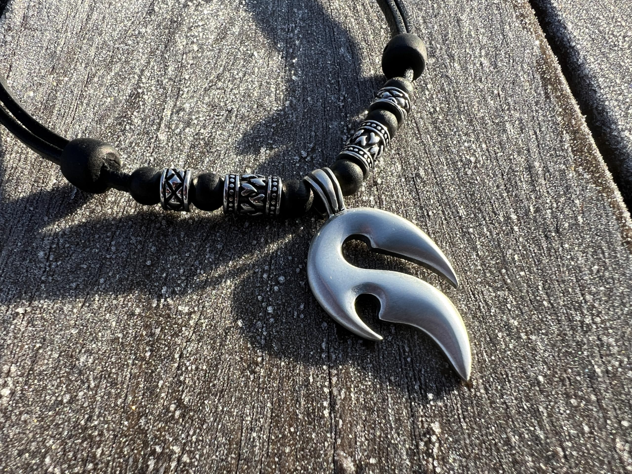 HANA LIMA Collier en cuir avec pendentif tribal pour homme & femme réglable Collier de surfeur