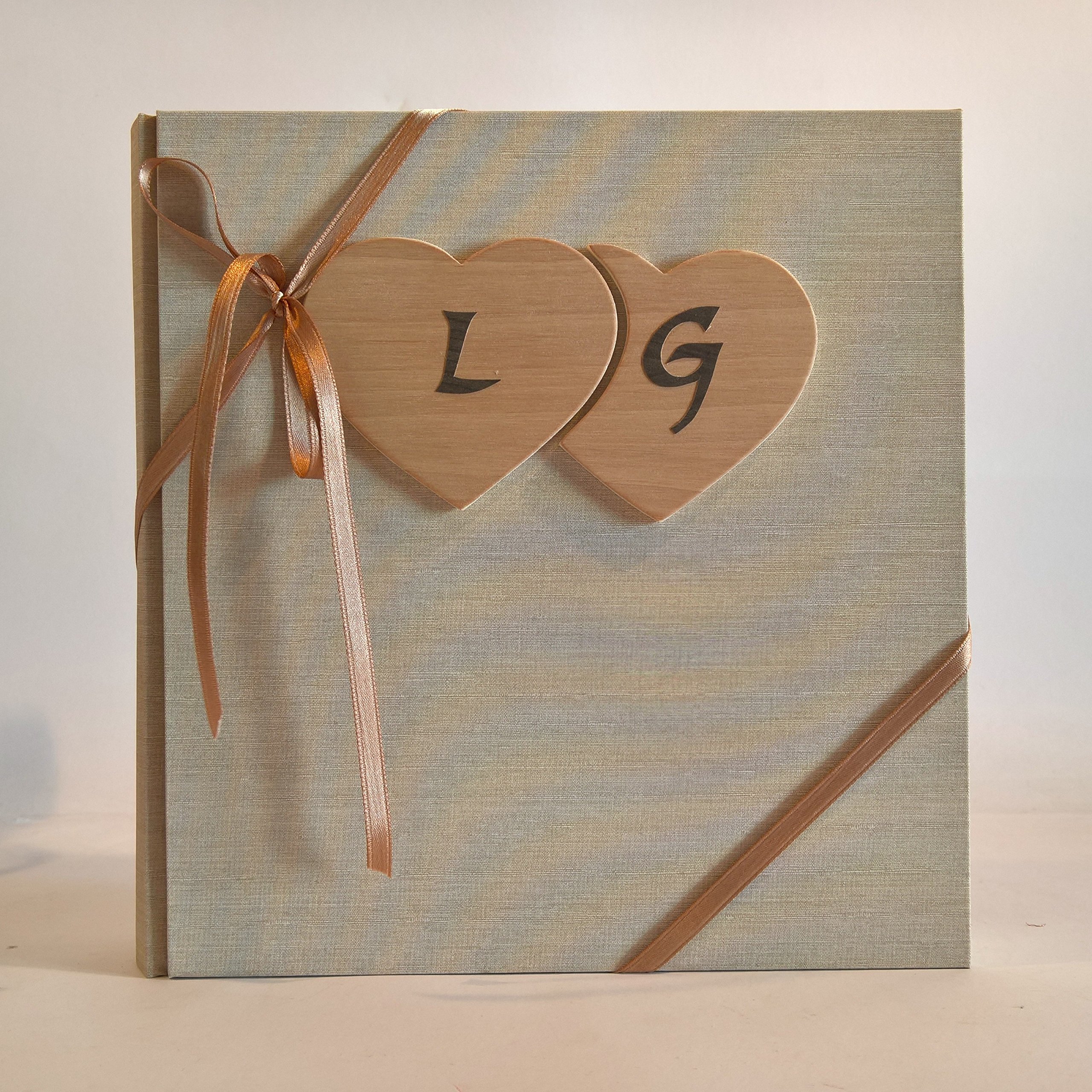 ALBUM FOTOGRAFICO NOZZE MATRIMONIO ANNIVERSARIO TELA DI LINO BEIGE CON CUORI IN LEGNO E INIZIALI PERSONALIZZABILI DESIGN LEGNOEGRAFITE (30X30 cm con 30 fogli (60 facciate))