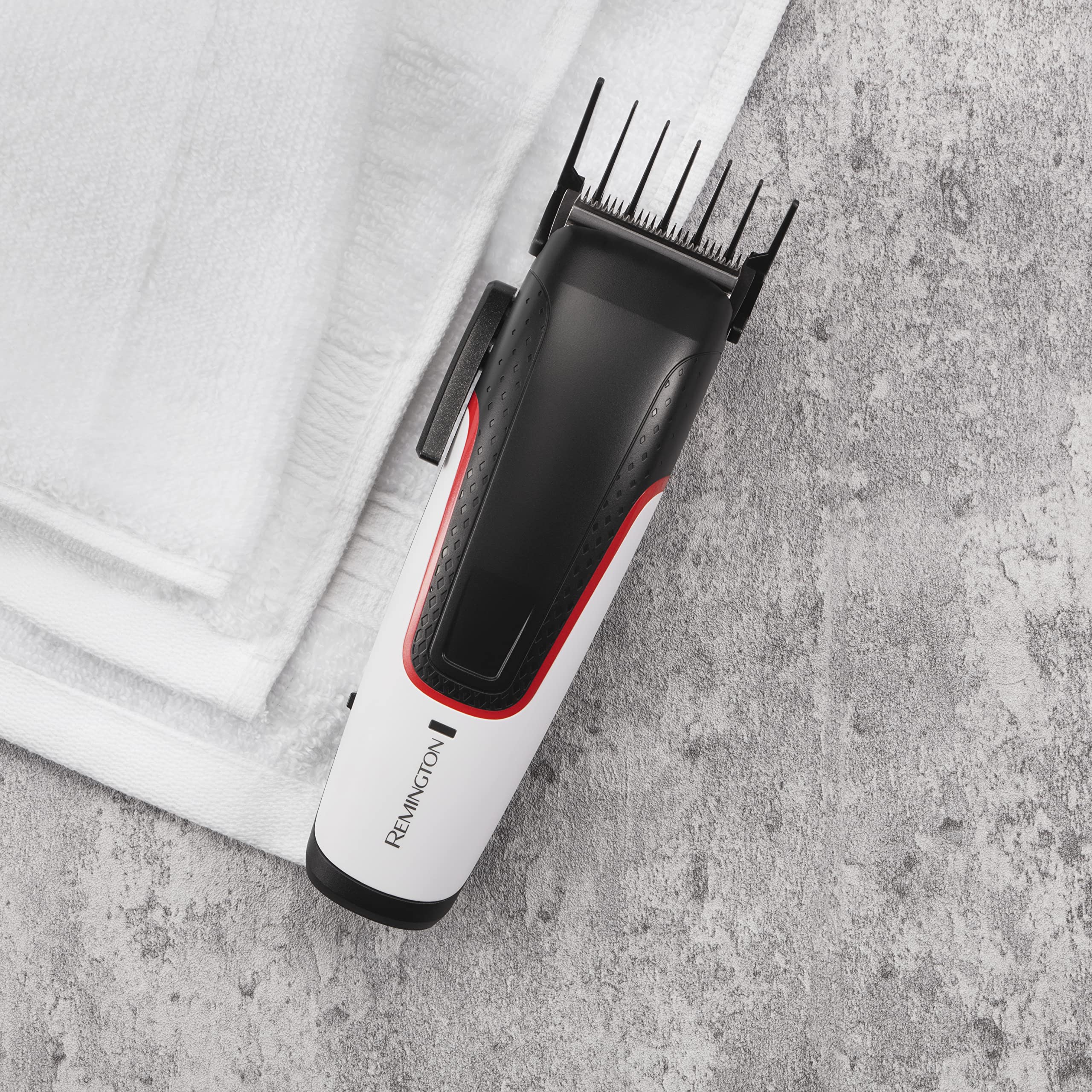 Remington Tondeuse Cheveux [Spécial Dégradé] Easy Fade(Lames en Acier Auto Affutées,Ultra Rapide, 21 Sabots 1,5-25mm: 9 Coupe fixe + 10 Coupe dégradée + 2 pour oreilles,Sans fil-50 min,Pochette) HC500