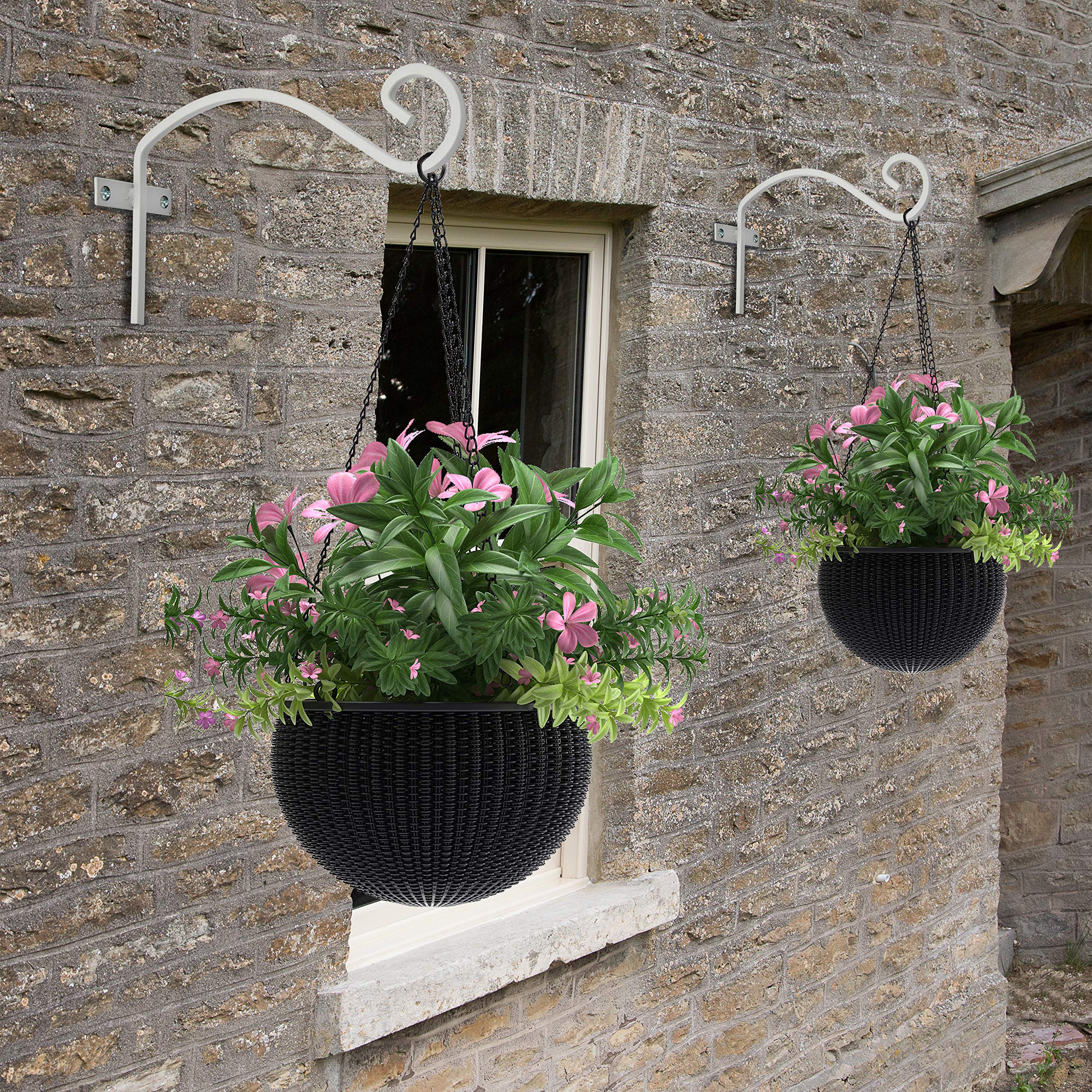 2 soportes blancos para cestas colgantes, accesorios incluidos, soportes resistentes para cestas colgantes al aire libre, ganchos para colgar, diseño elegante para mostrar tus cestas de flores y
