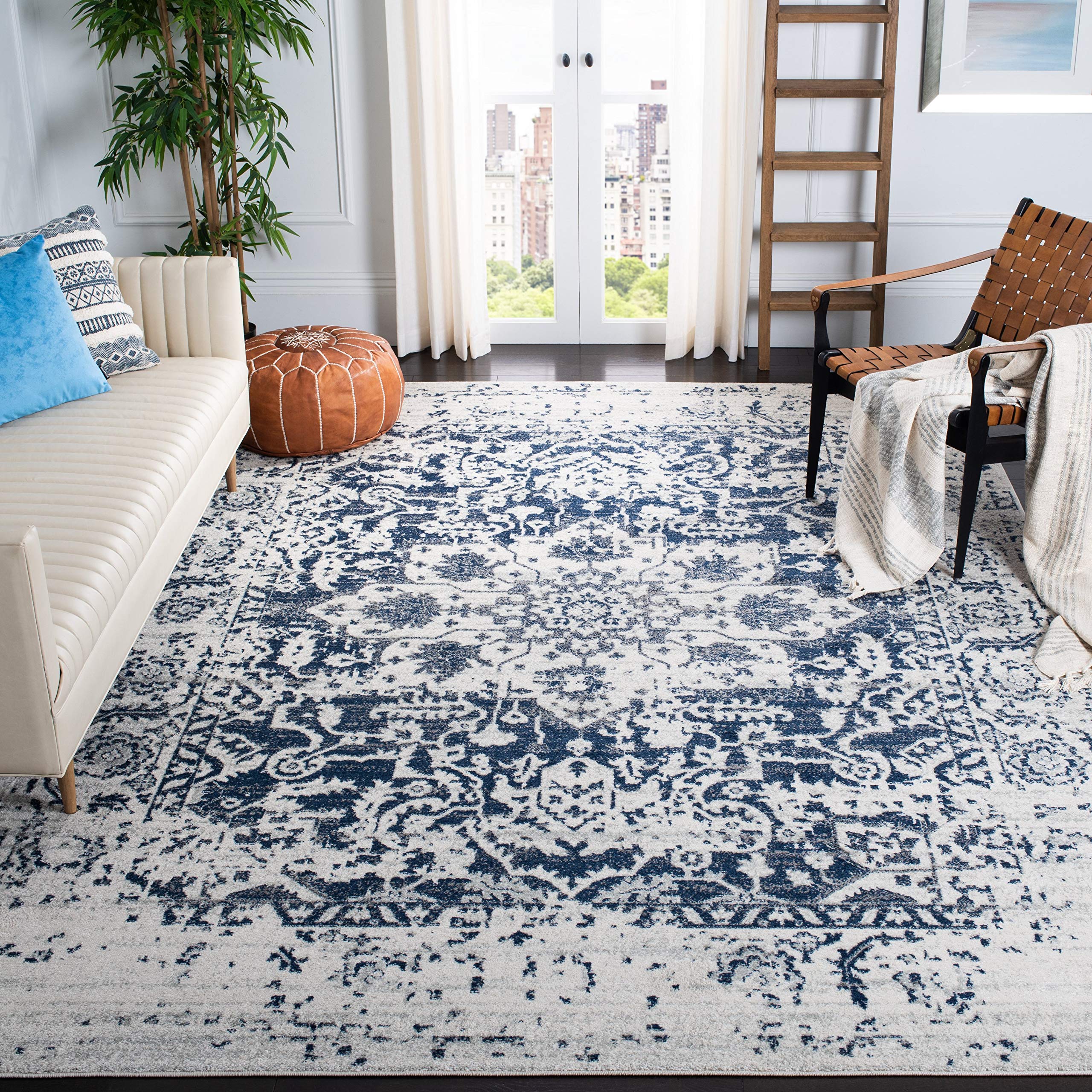 SAFAVIEH Tapis de Sol Vieilli pour Salon, Salle à manger, Chambre à coucher - Madison Collection, Tapis à poil court, Crème et Marine, 91 X 152 cm