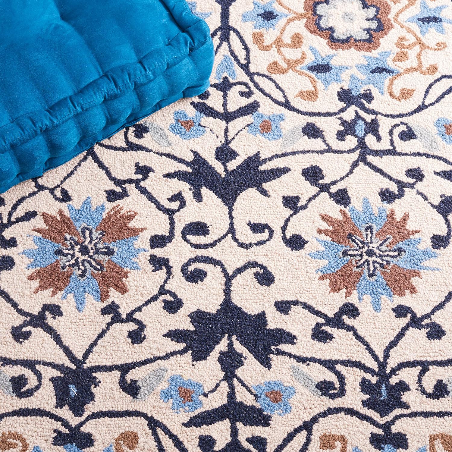SAFAVIEH Chelsea Collection Accent Rug - 3'9" x 5'9", Ivory & Navy, Hand-Hooked French Country Wool, Ideal for High Traffic Areas in Entryway, Living Room, Bedroom (HK727A)