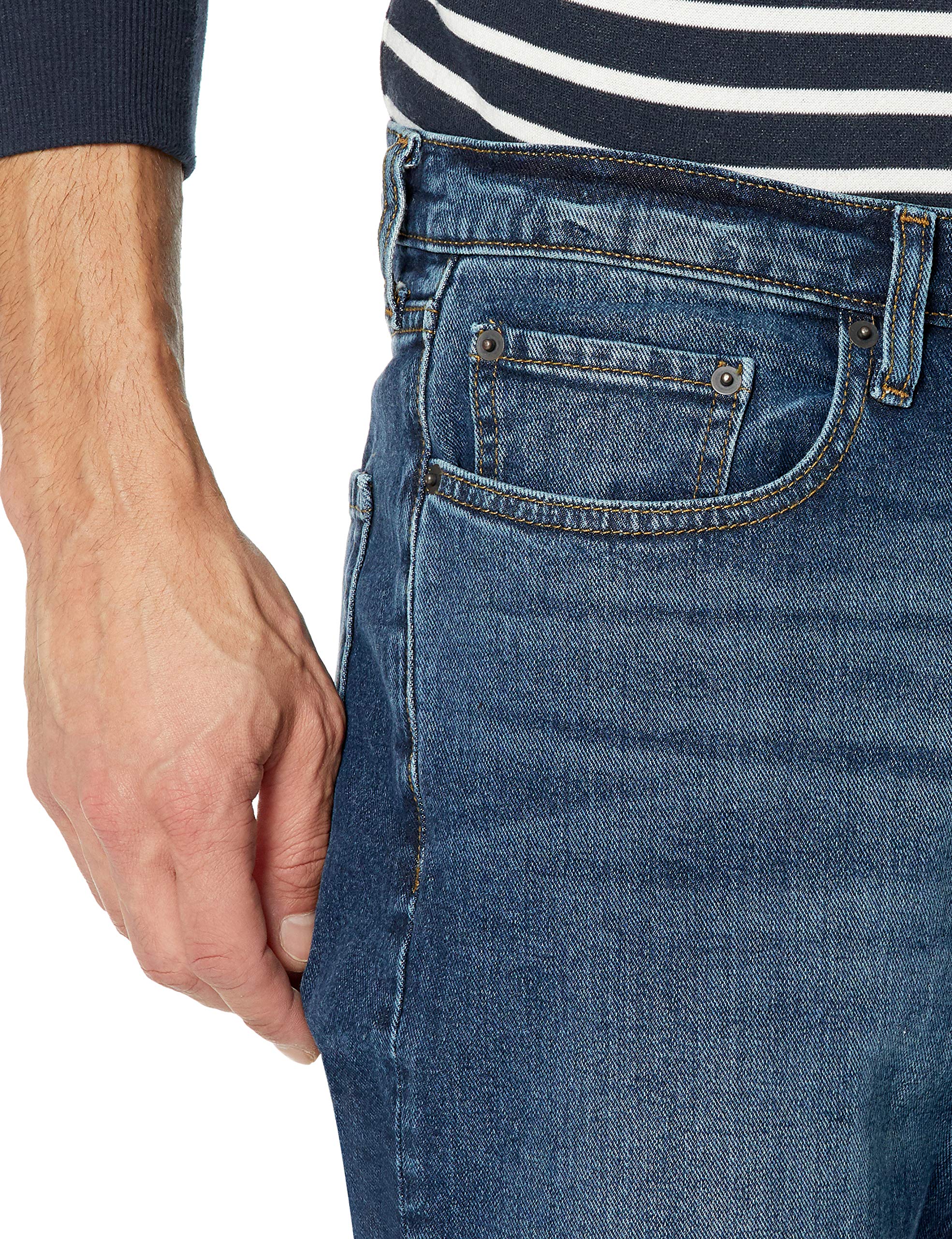 Amazon Essentials Jeans Elasticizzati con vestibilità Sportiva Uomo