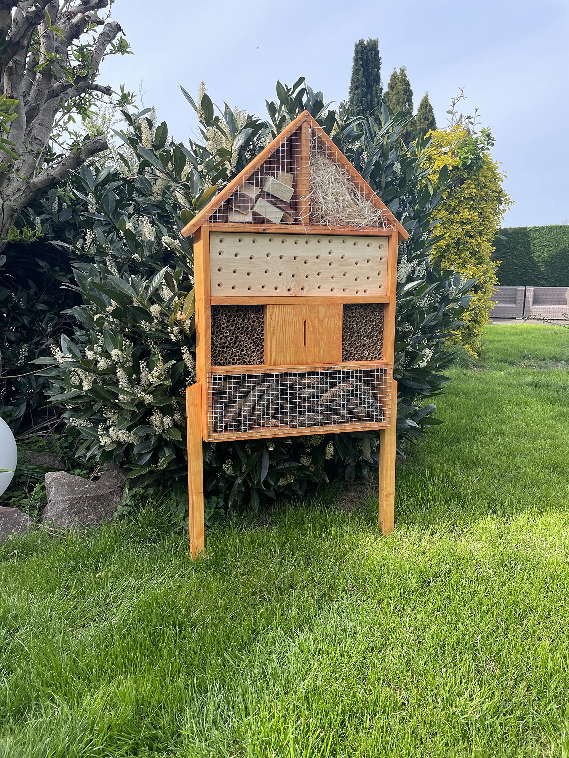 Hotel de insectos macizo hecho a mano XL de madera con soporte, 97 x 51 x 12 cm (alto x ancho x profundidad), abejas silvestres, nido, hotel de abejas, casa para insectos, color marrón