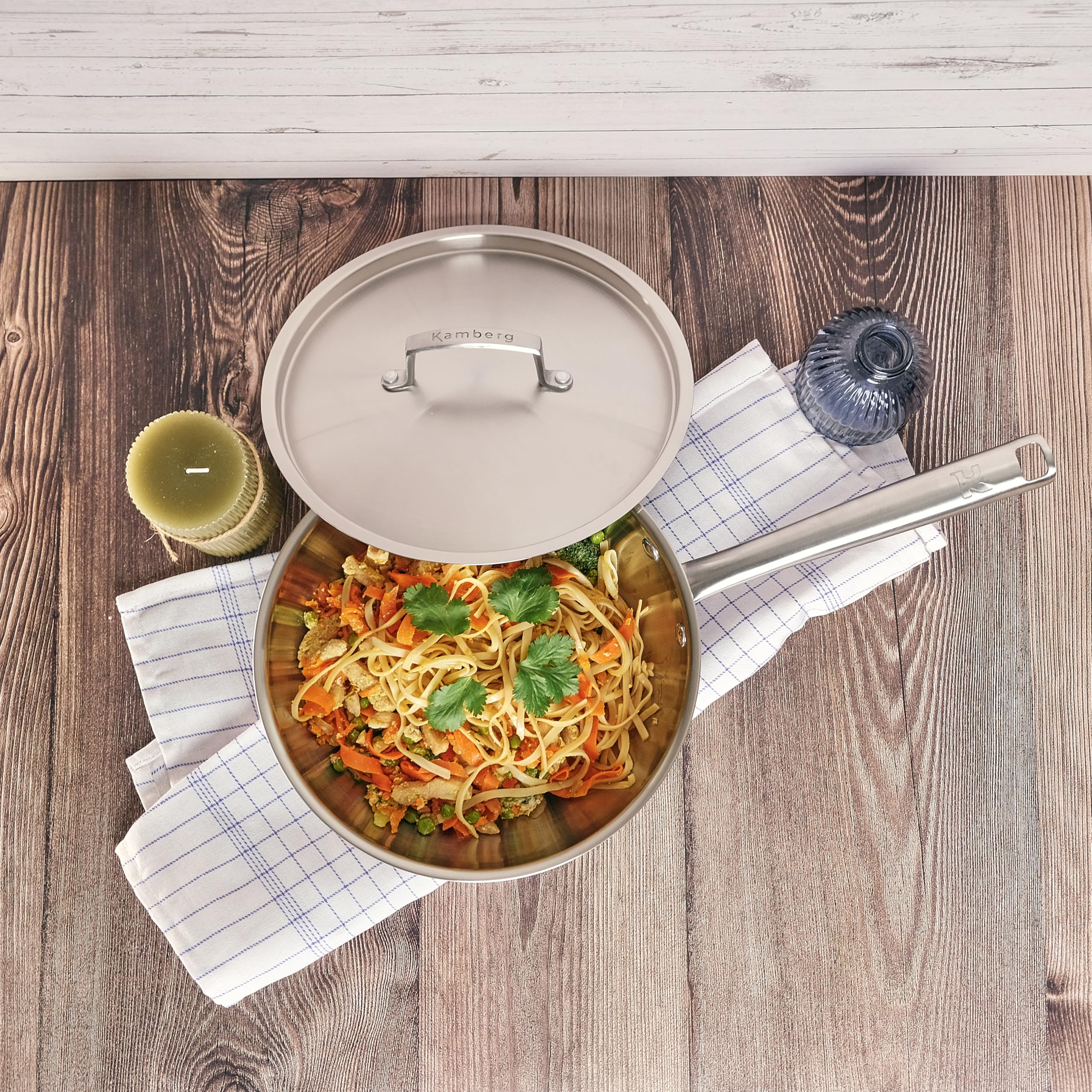 KAMBERG - Wok 24 cm aus Edelstahl 18/10 Triply – ohne PFAS – Deckel inklusive – für alle Herde, auch Induktion und Backofen – 0008280, Grau