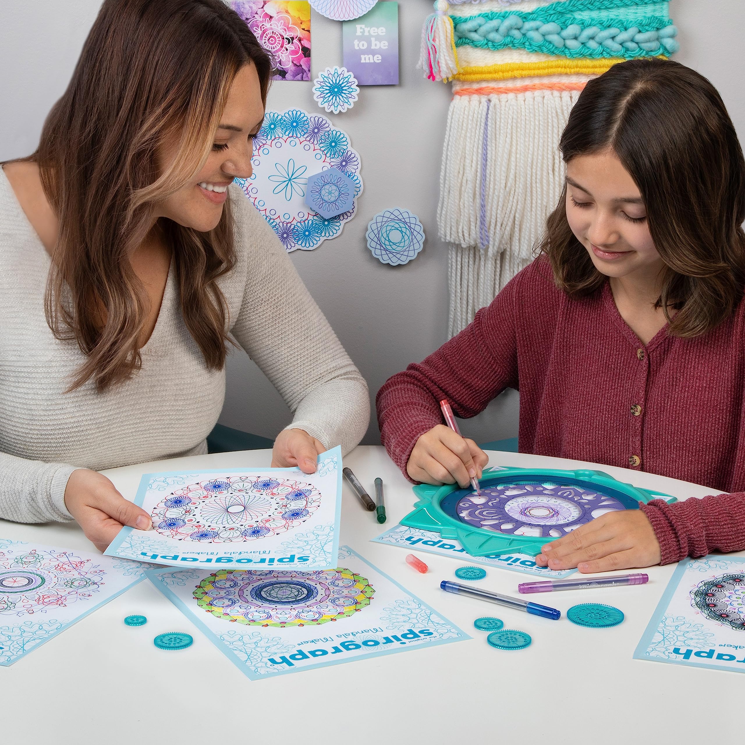 Silverlit - SPIROGRAPH Mandala Creator - Actividades creativas - Set de actividades - contiene: un marco, 2 plantillas, 6 pequeñas ruedas con muescas, 5 bolígrafos y 40 hojas A4 - A partir de 8 años