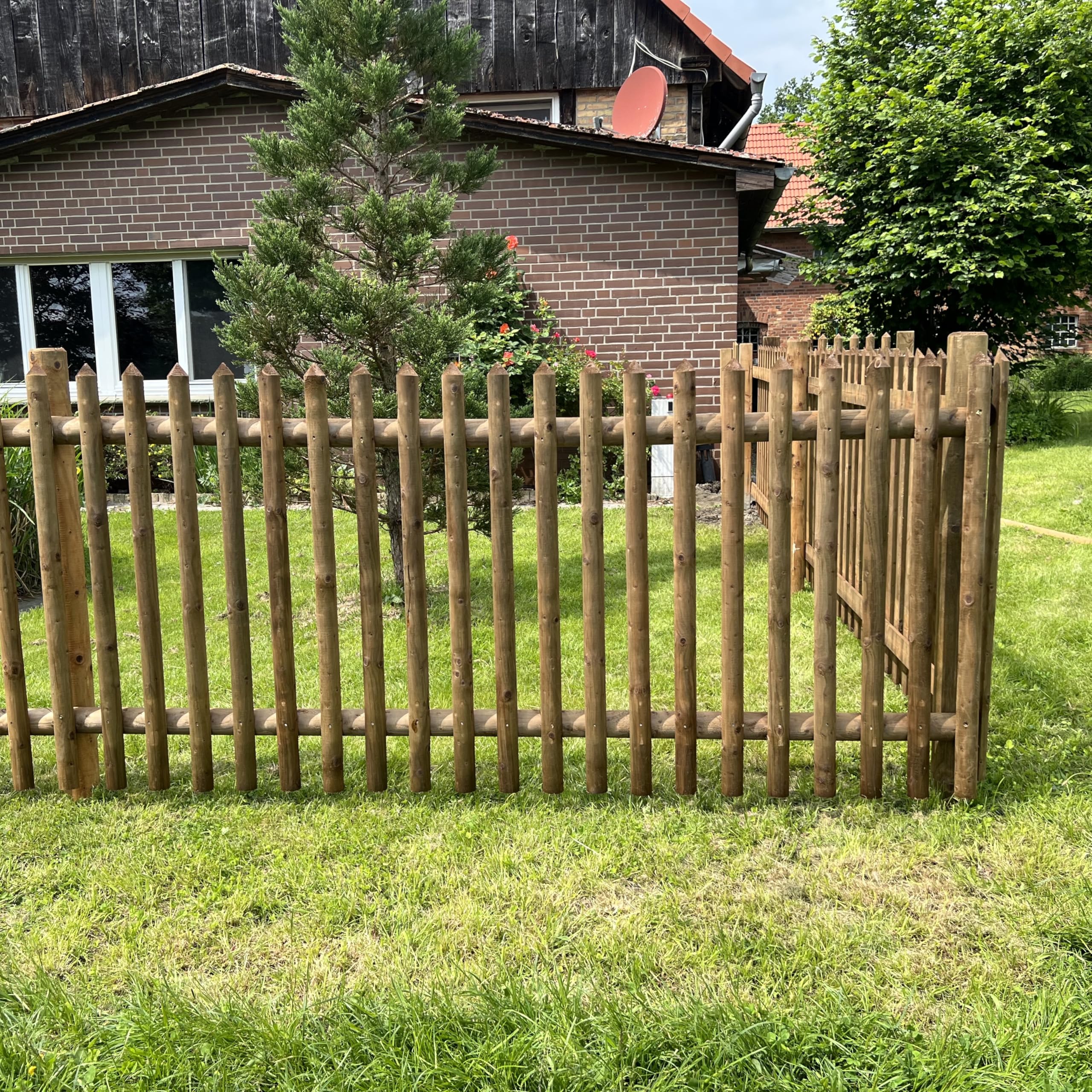 Valla vertical de jardín KDI marrón 120 x 250 cm – 22 listones puntiagudos, resistente a la intemperie e impregnada, 120 cm de alto, 250 cm de ancho, completamente montado, elemento de madera de