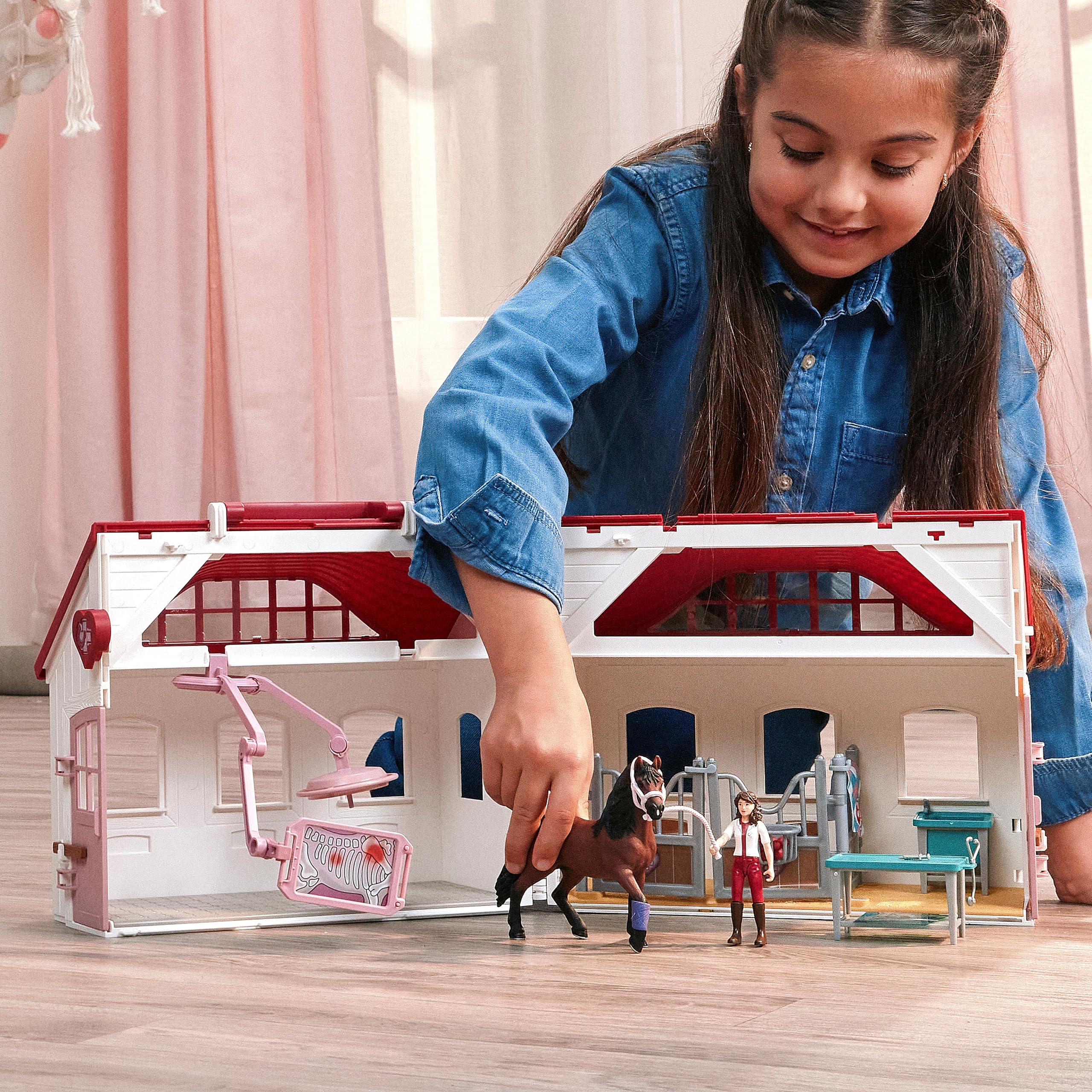 schleich HORSE CLUB | Klinika dla koni „Zdrowe kopyta” 42787 | Zestaw z boksem, rentgenem, ruchomą weterynarką i akcesoriami | Zabawka i prezent dla dzieci od 4 lat | 64 elementy