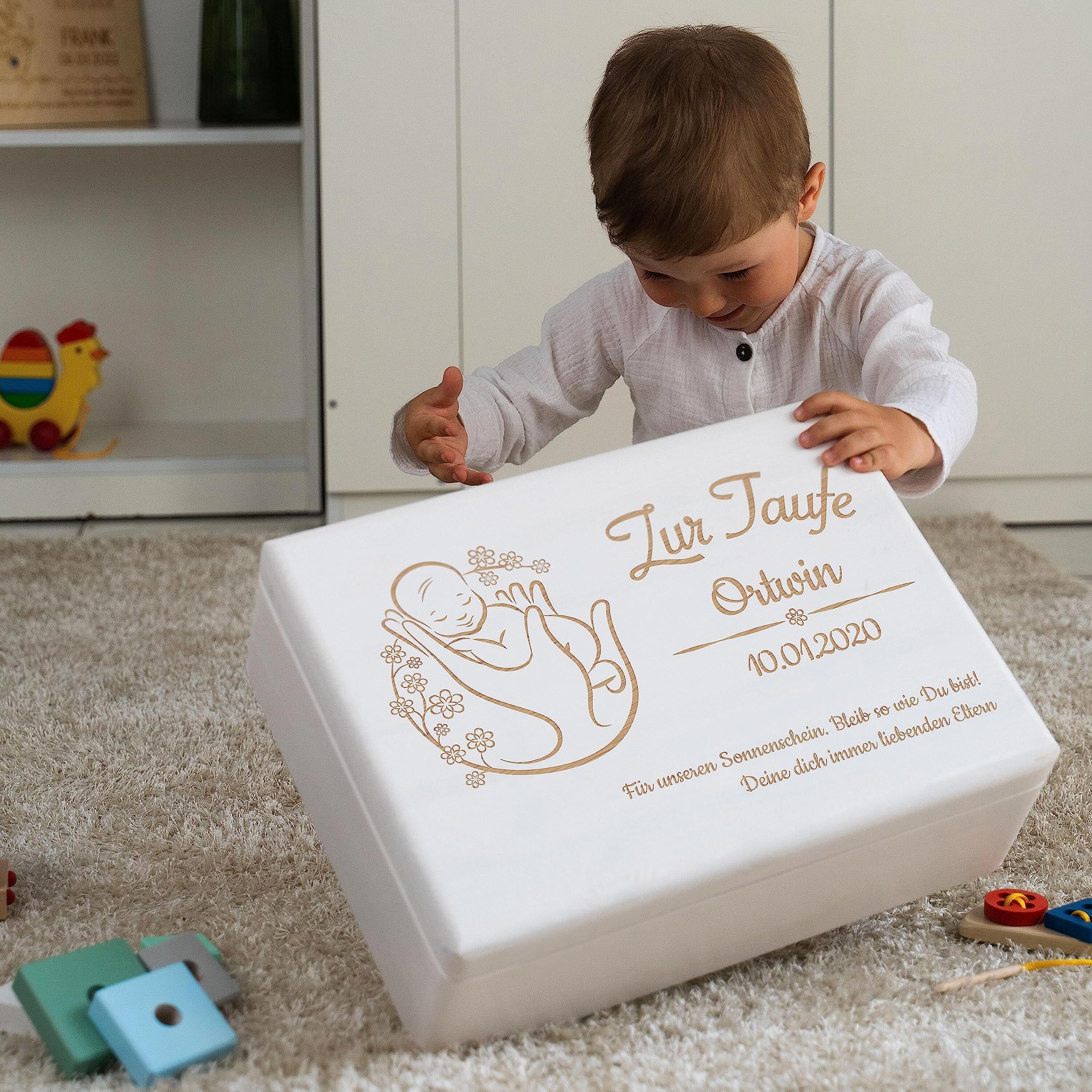 LAUBLUST Holzkiste mit Gravur - Personalisiert mit Name | Datum | WIDMUNG - Weiß Größe L - Blumenbaby Motiv - Geschenkkiste zur Taufe, FSC®