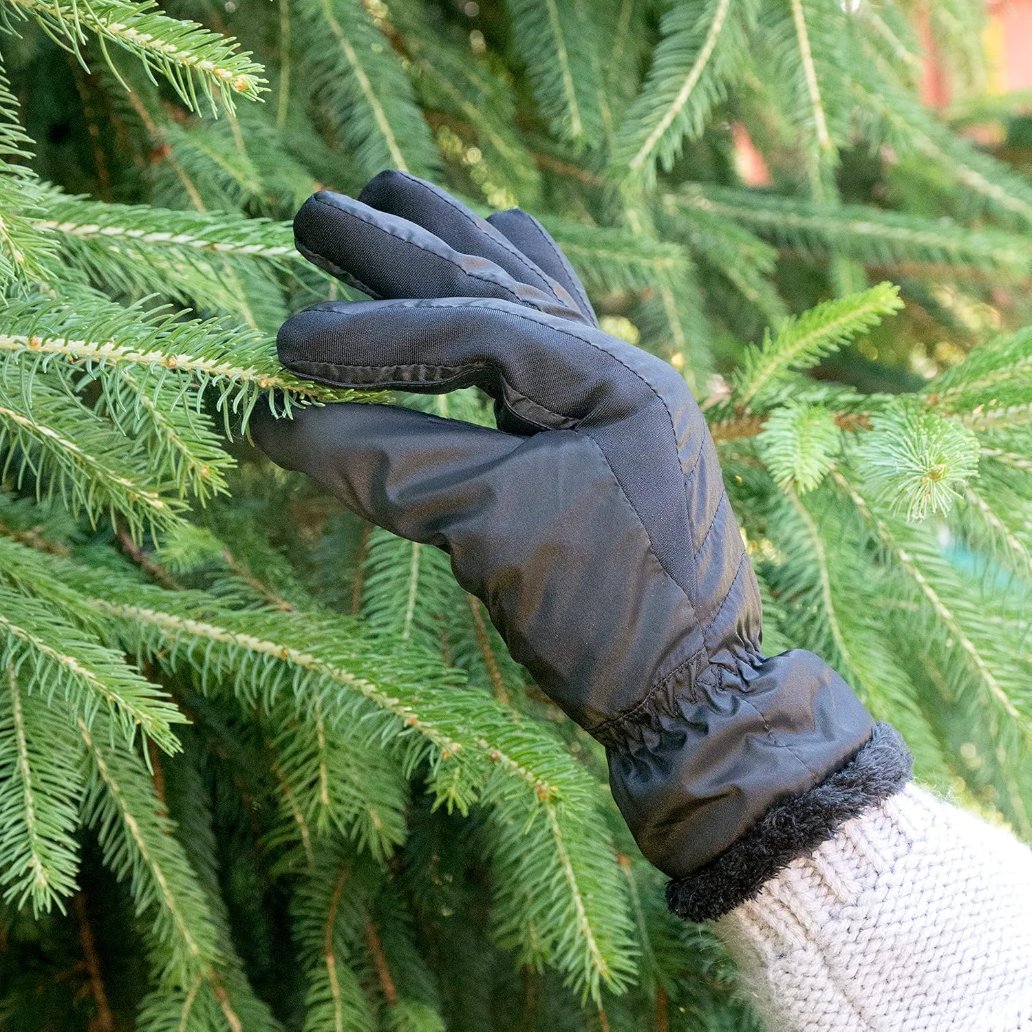 isotoner Womens Recycled Sleekheat Stretch Chevron Quilted Smartdri Cold Weather Glove, Touchscreen Capable