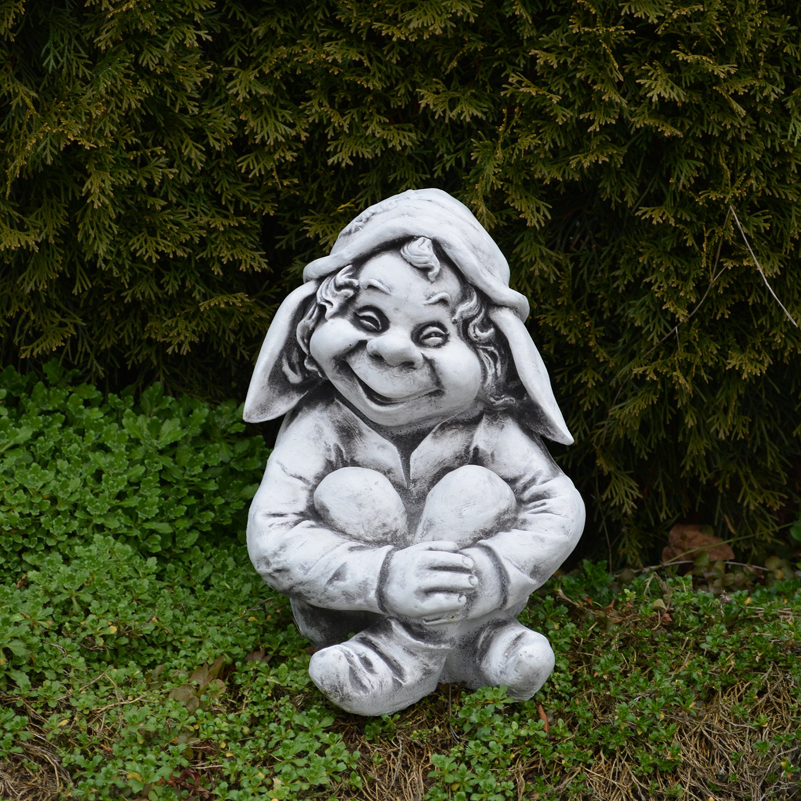 gartendekoparadies.de Gnom als lustiger Freund, Steinfigur Wichtel, H. 30 cm, 11 kg, Grau, frostsicher aus Steinguss für Außenbereich