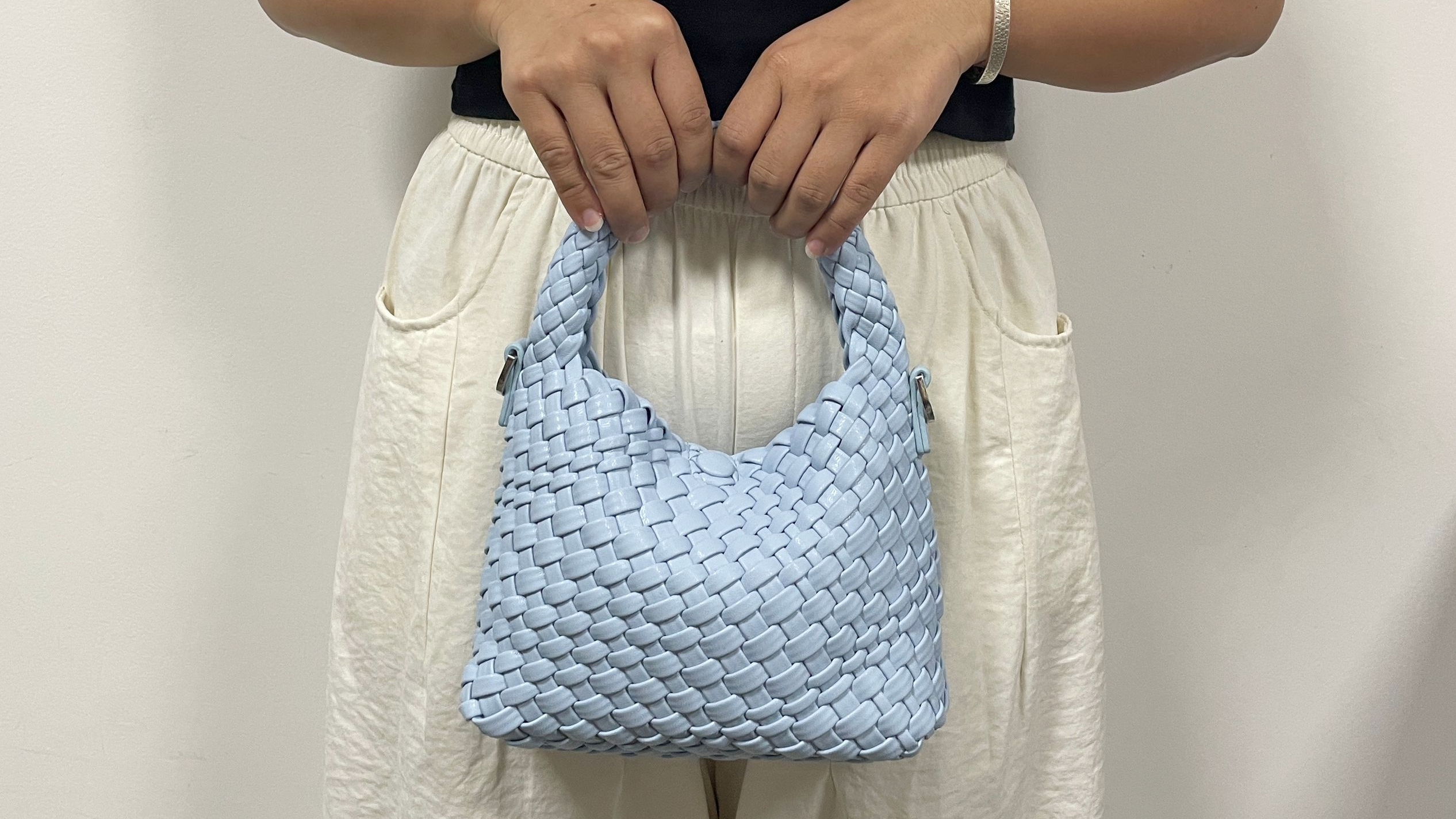 Bolso bandolera tejido pequeño para mujer miniatura 7