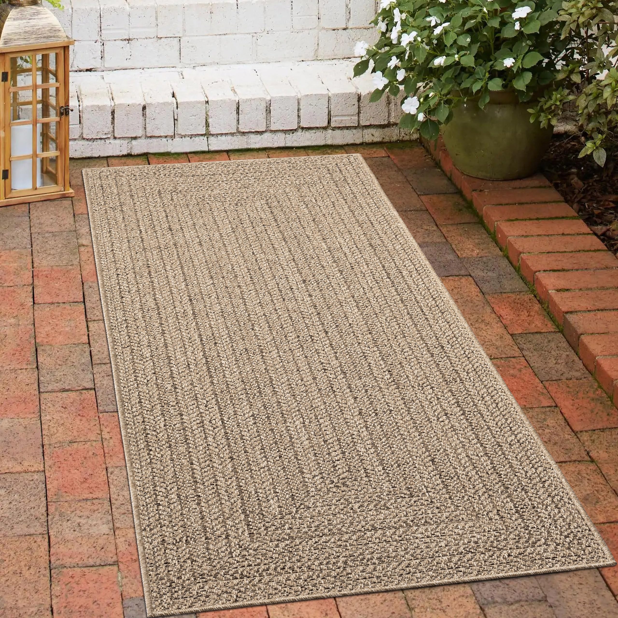 Tapis de terrasse aspect jute pour un coin repas chaleureux sur le balcon