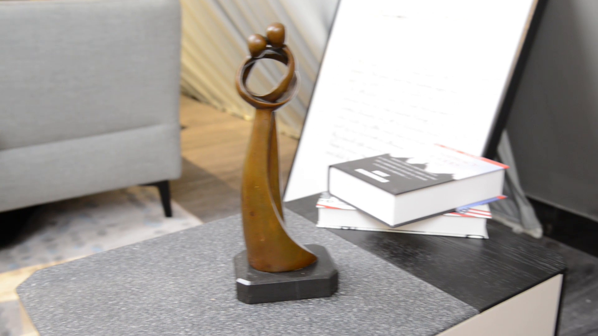 Estatua de pareja amorosa en bronce miniatura 7