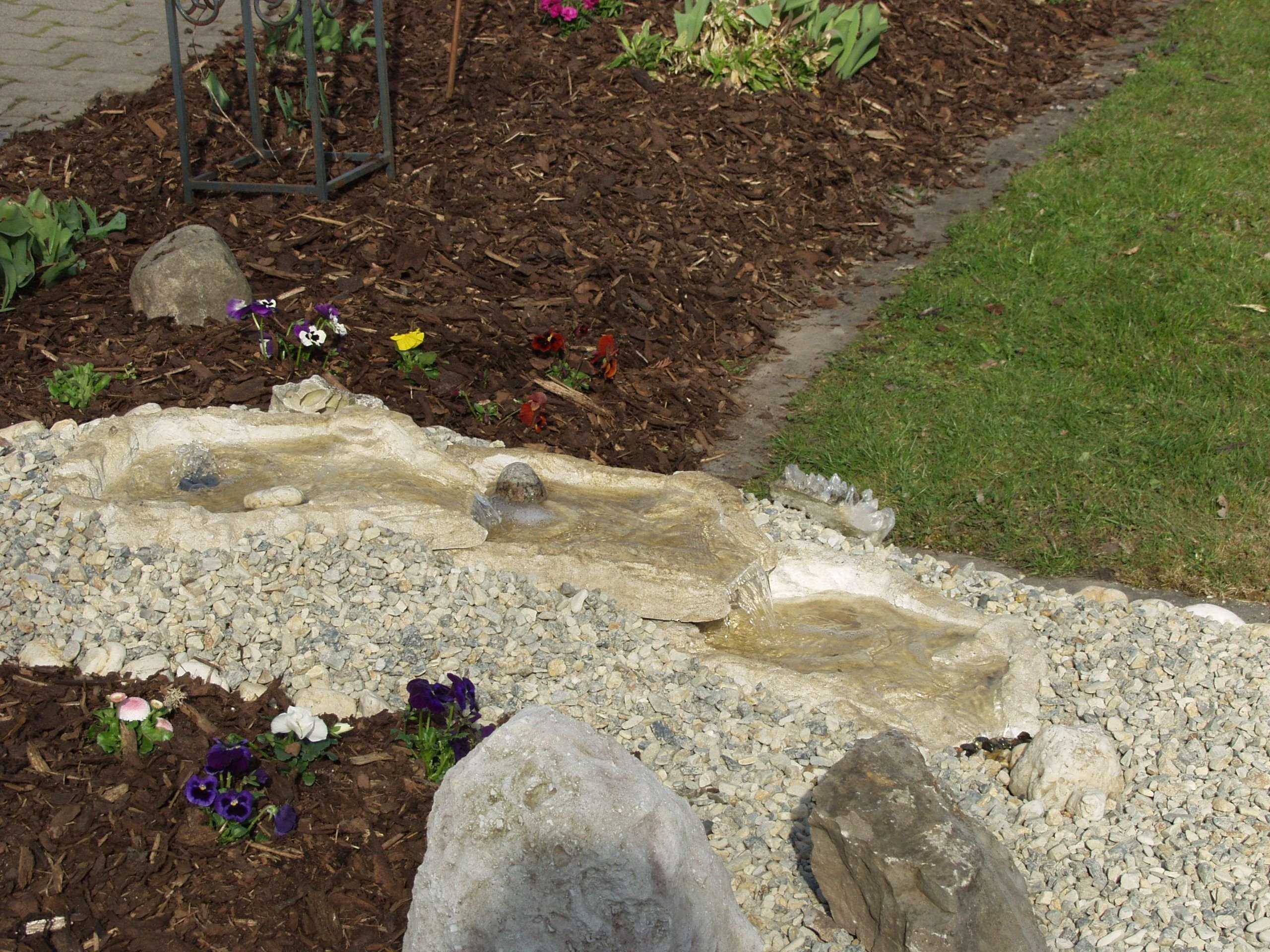 Cascada prefabricada para jardín (Eder, 5 Piezas, Incluye Bomba y Manguera, 53 x 40 x 8 cm), Color marrón y Beige