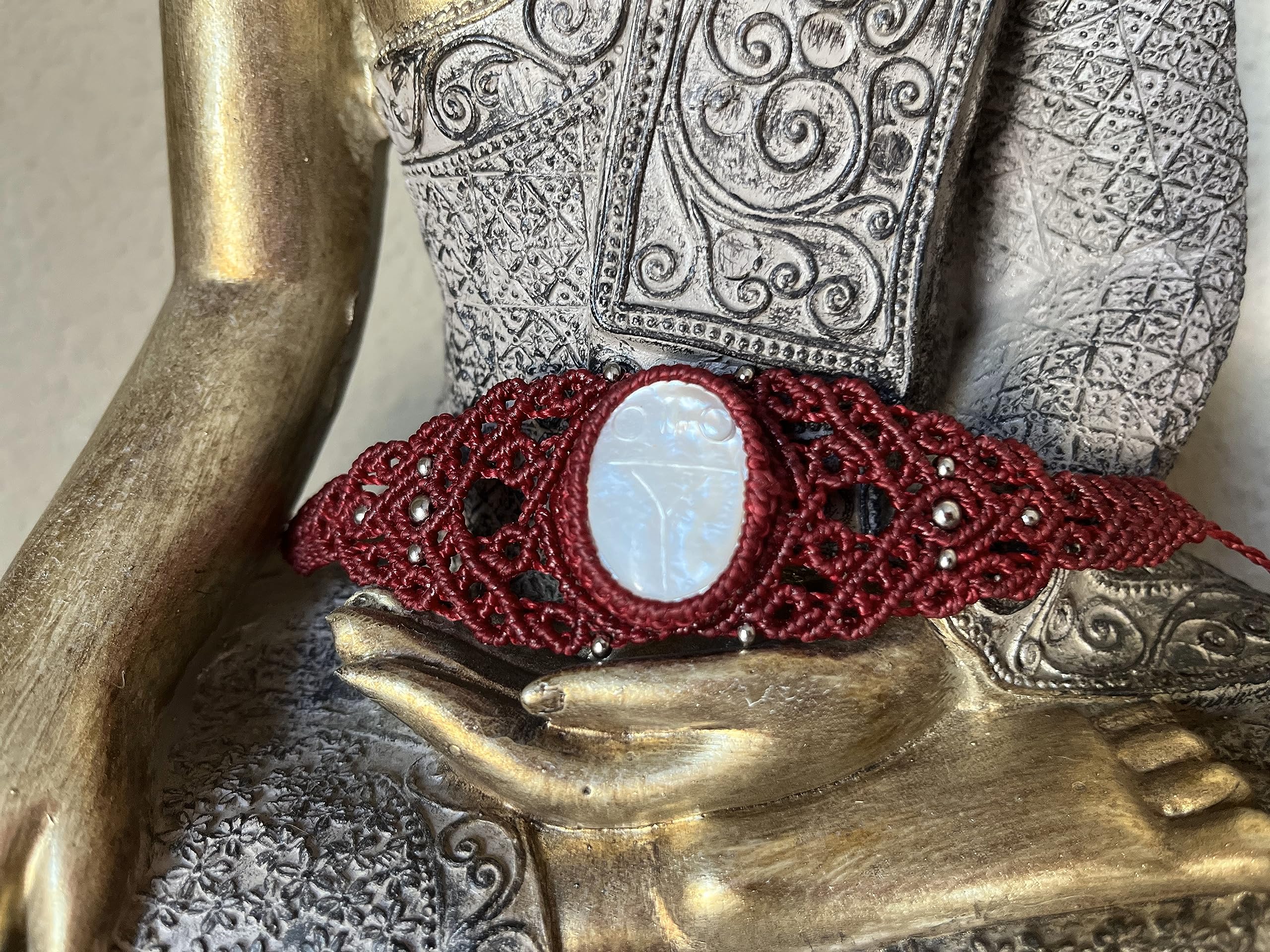 Brazalete de Nácar con Escarabajo Egipcio en Macramé Ajustable en Rojo