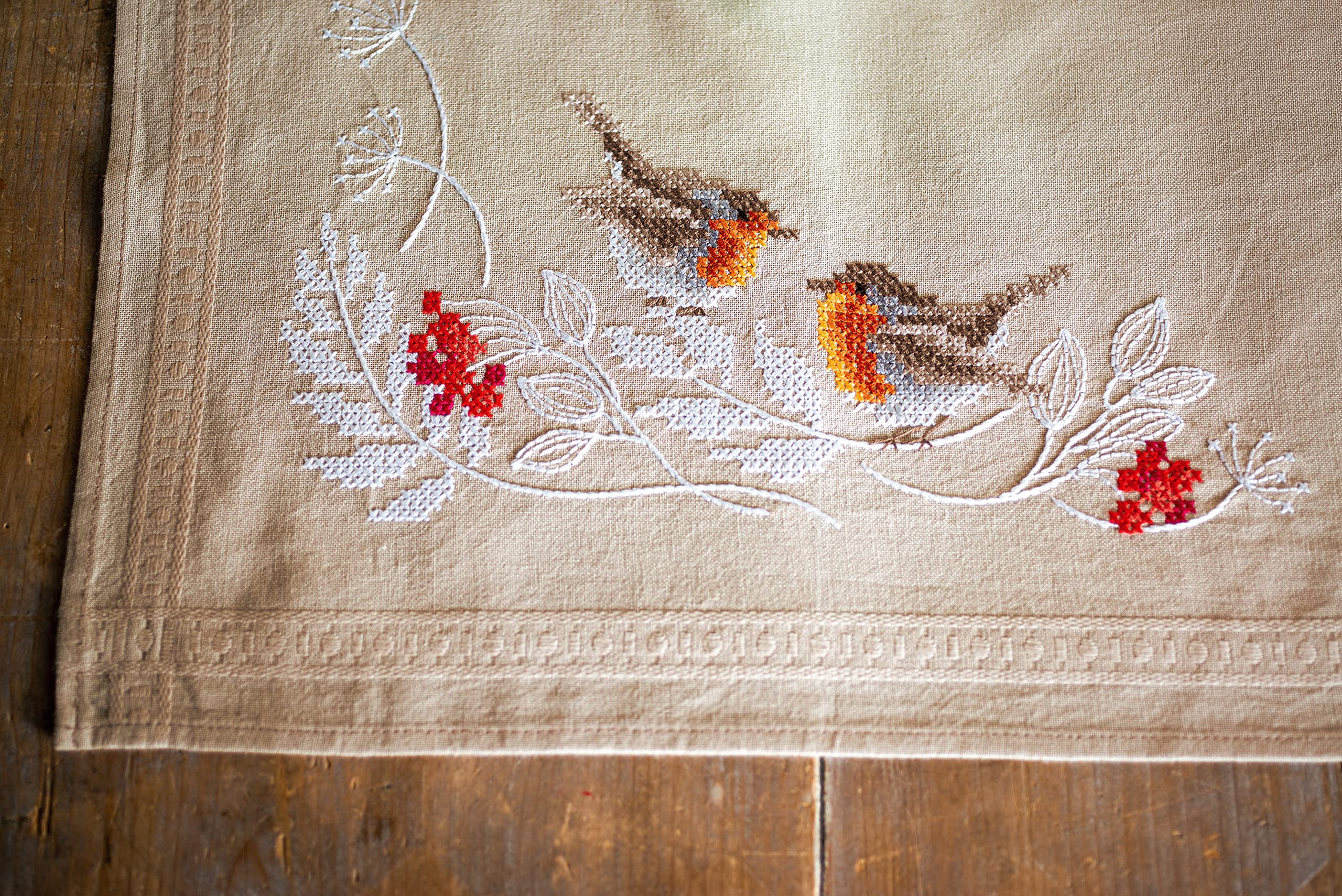 Vervaco Cross Stitch Kit Pre-Printed Table Runner Robin in Winter Embroidery Blankets Pre-Drawn DIY Crafts Creative Embroidery Runner for DIY Embroidery 40 x 100 cm Embroidery Set