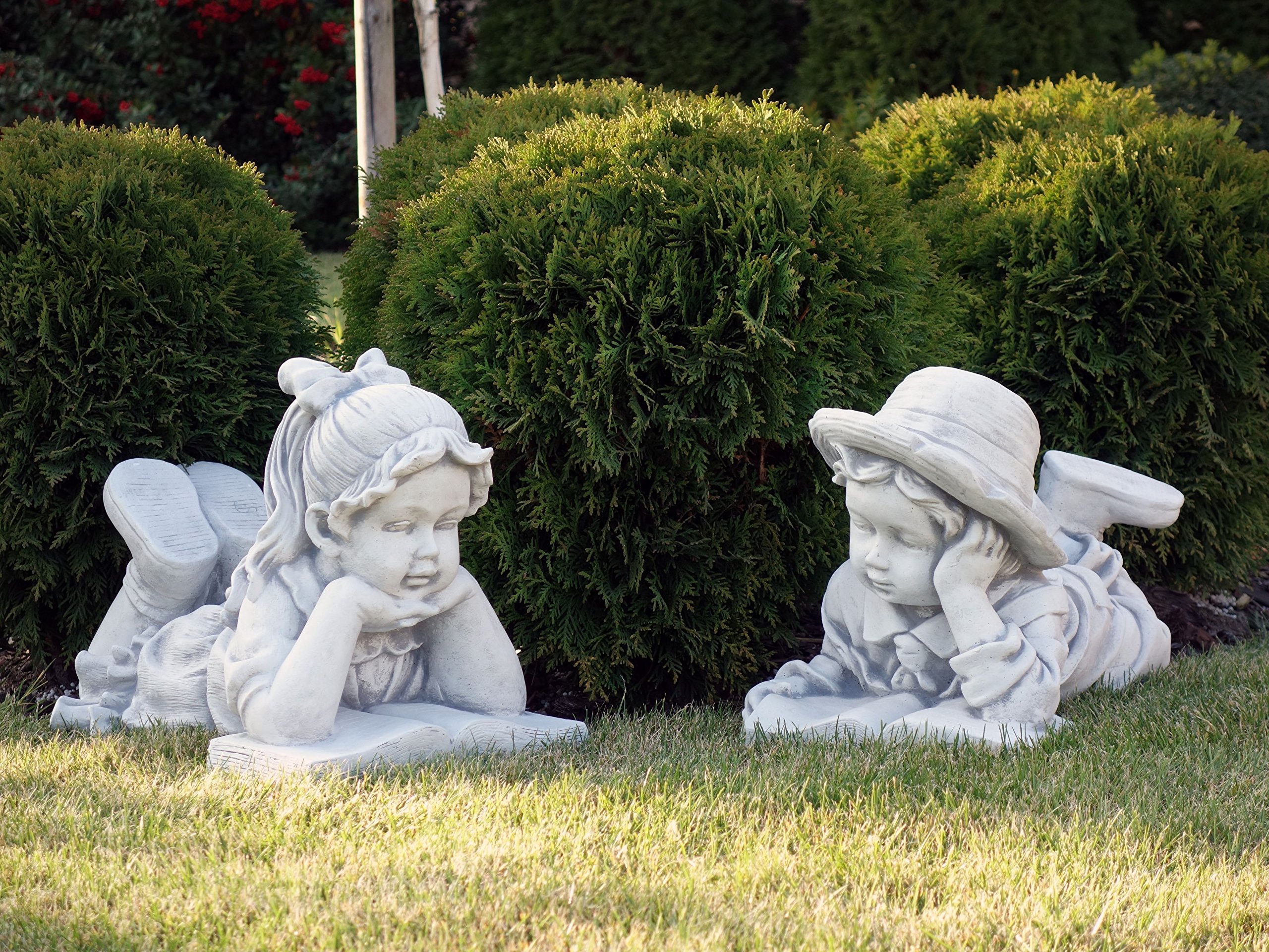 gartendekoparadies.de Liegender Junge mit Buch, Steinfigur H. 32 cm, 25 kg, Grau, frostsicher aus Steinguss für Außenbereich