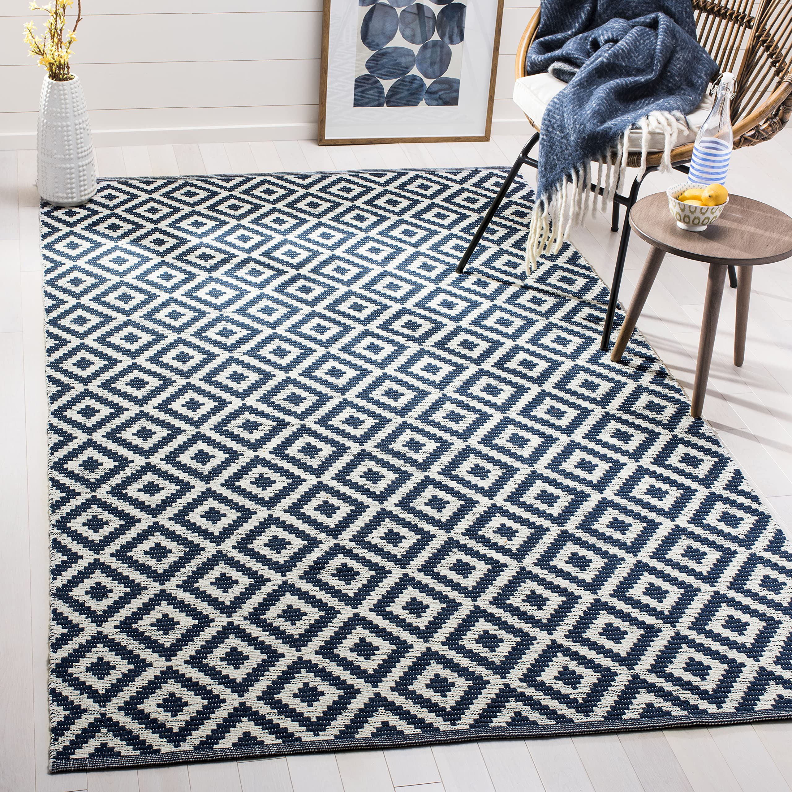 SAFAVIEH Montauk Collection Accent Rug - 3' x 5', Navy & Ivory, Handmade Cotton, Ideal for High Traffic Areas in Entryway, Living Room, Bedroom (