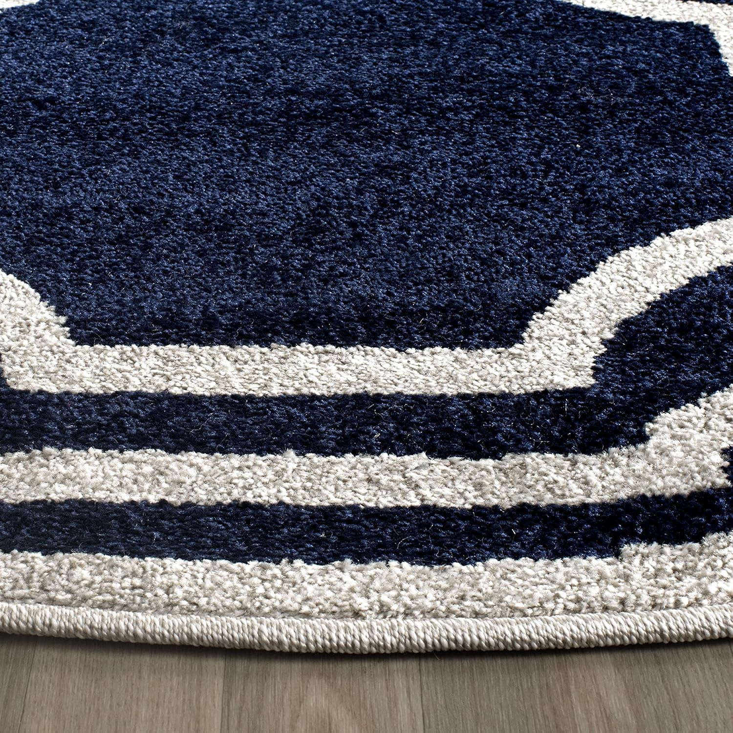 SAFAVIEH Amherst Collection 5' Round Navy/Ivory AMT411P Geometric Non-Shedding Dining Room Entryway Foyer Living Room Bedroom Area Rug