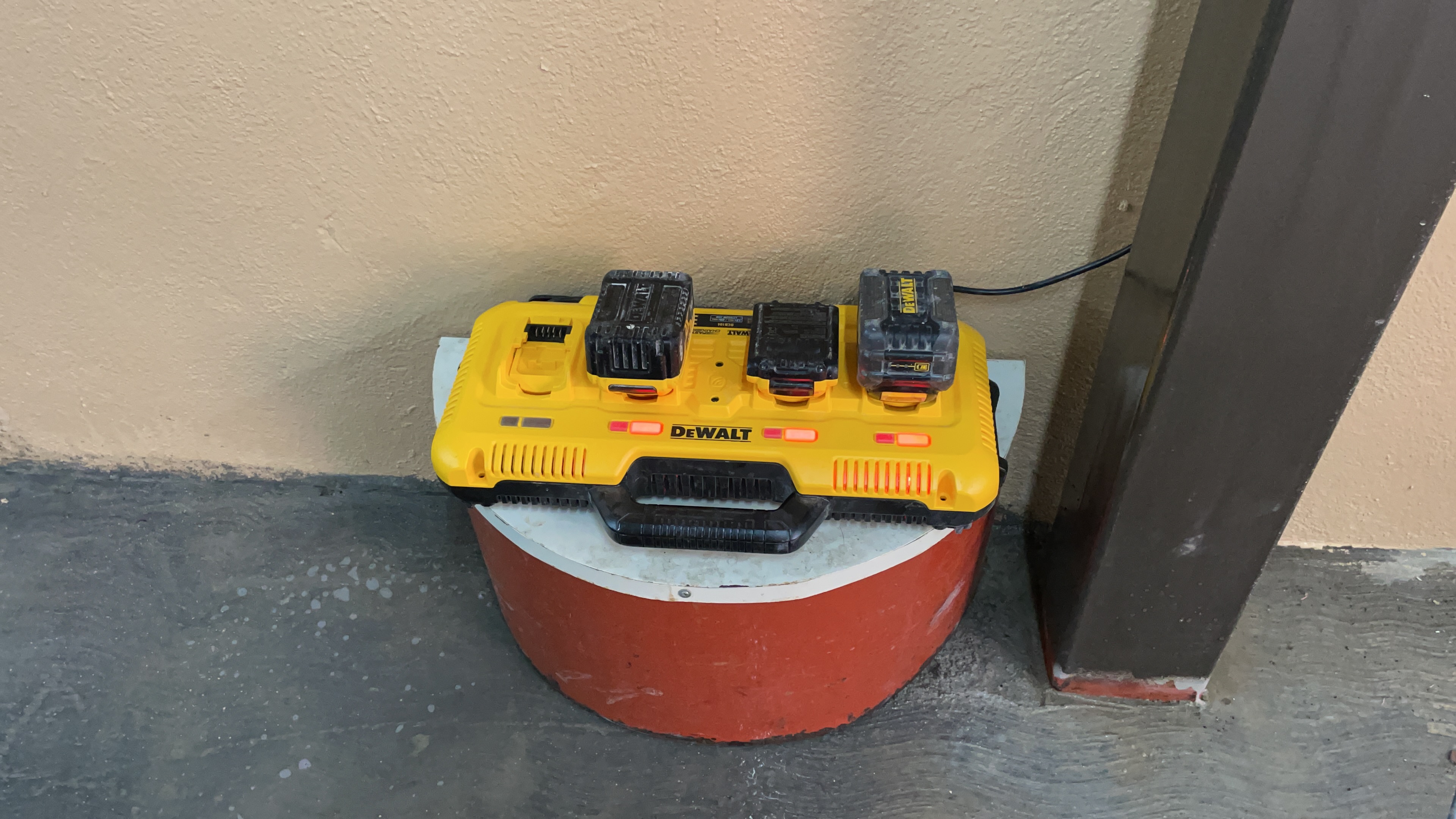 DEWALT 12V/20V/60V MAX Lithium-Ion 4-Port Fast Battery Charger photo review