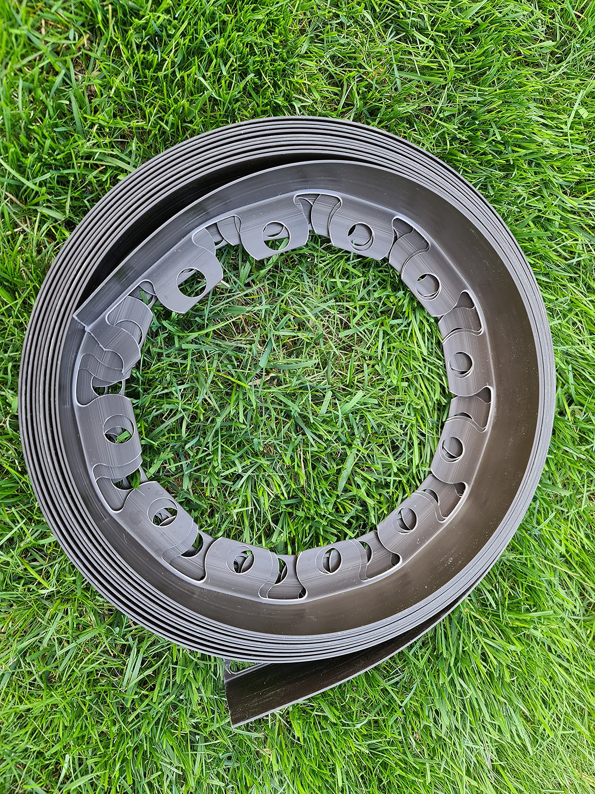 10 metres of BLACK Flexible Plastic GARDEN EDGING with 50 STRONG