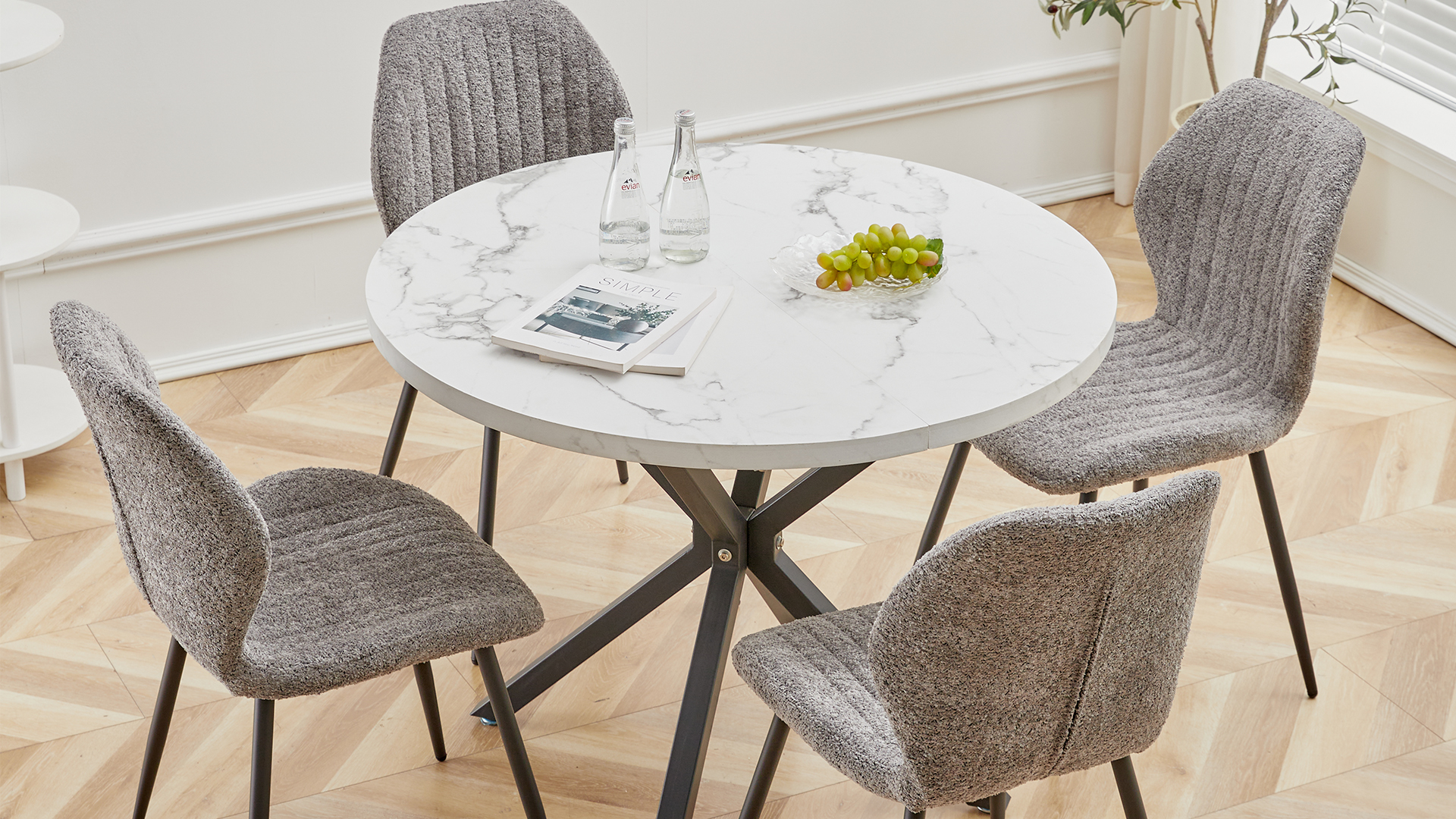 Ensemble Table à Manger 5 Pièces - Table Ronde 100 Cm Avec 4 Chaises - Pieds Noirs, Plateau En Marbre Blanc, Chaises En Velours Gris | Leroy Merlin