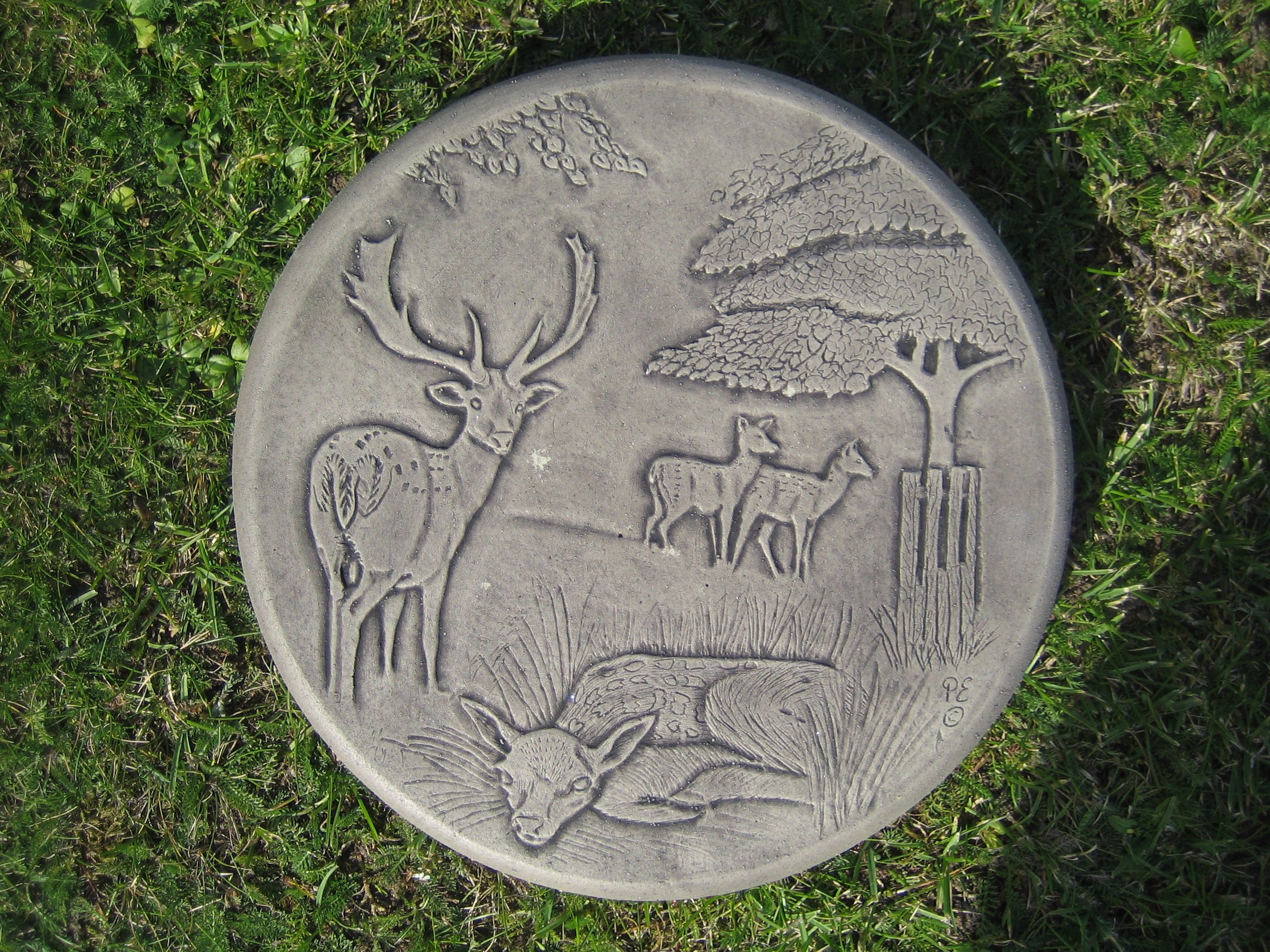 neilsstonecraft Deer Stepping Stone Garden Ornament – Decorative Garden Path Stone 27cm for Lawn, Patio or Border – Outdoor Garden Decor