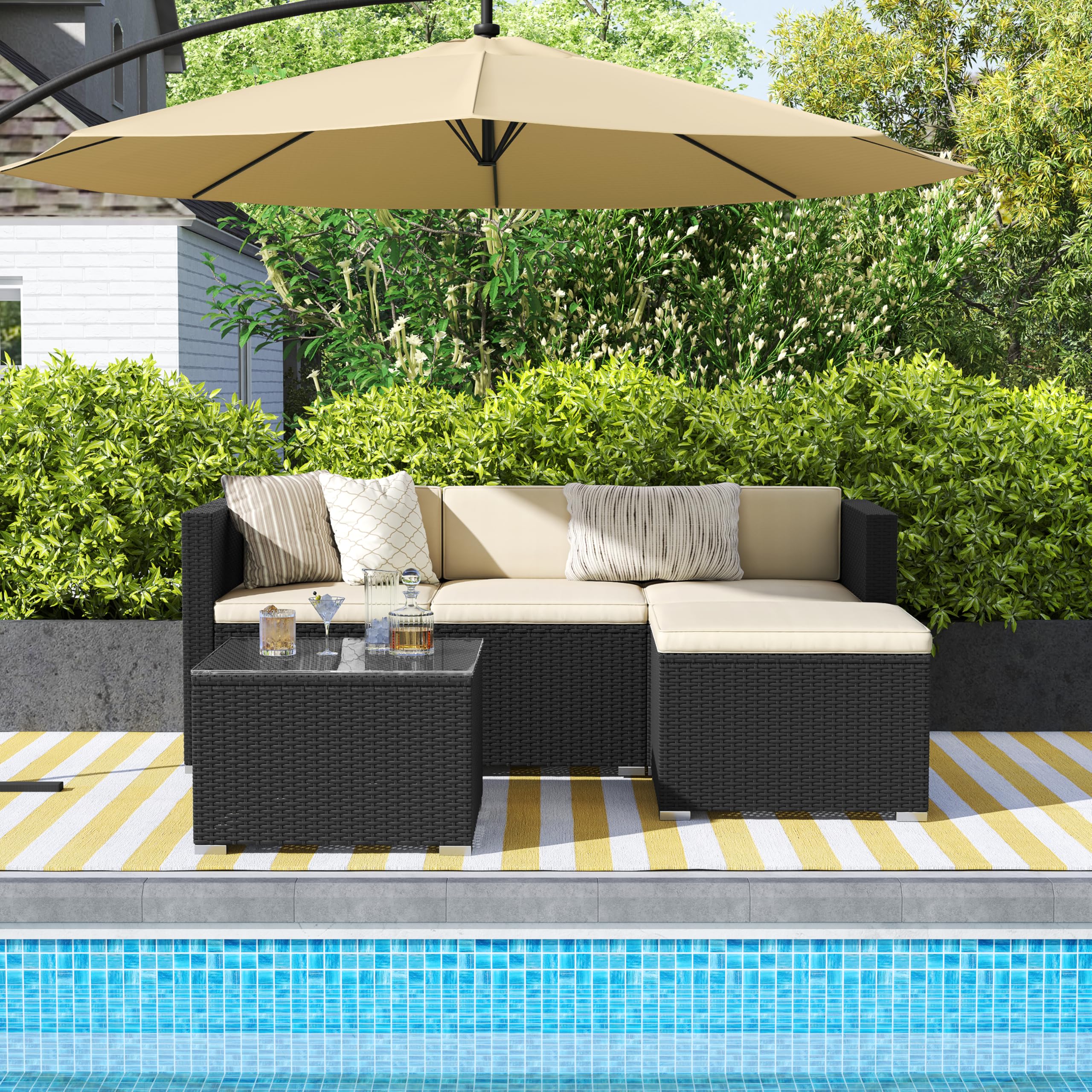 Yaheetech Conjunto de Muebles Ratán de Jardín 5 Piezas con Cojines, 3 Plazas Sofá 1 Taburete y 1 Mesa de Café de Cristal (Negro/Beige)