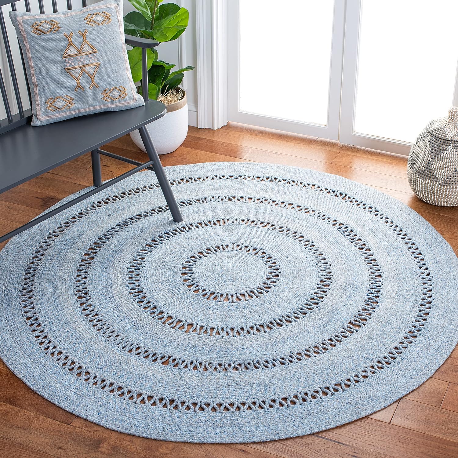 SAFAVIEH Cape Cod Collection Area Rug - 4' Round, Blue, Handmade Braided, Ideal for High Traffic Areas in Living Room, Bedroom (CAP221M)