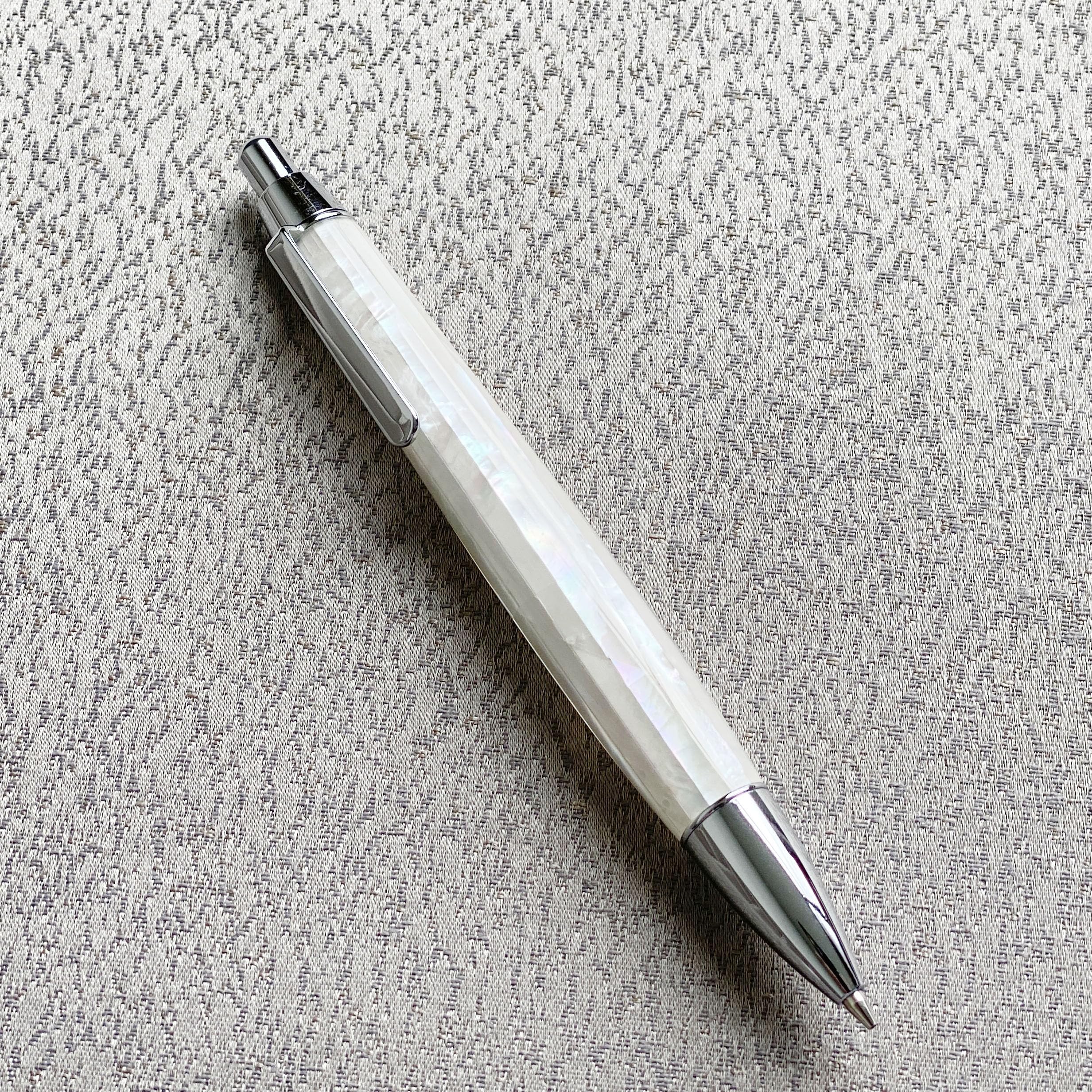 LACHIEVA LUX Masa perłowa metalowy ołówek mechaniczny 0,7 mm, luksusowy ołówek mechaniczny, fantazyjny średni ołówek do pisania, rysowania, szkicowania z dodatkowymi wkładami ołowianymi 12 x 0,7 mm