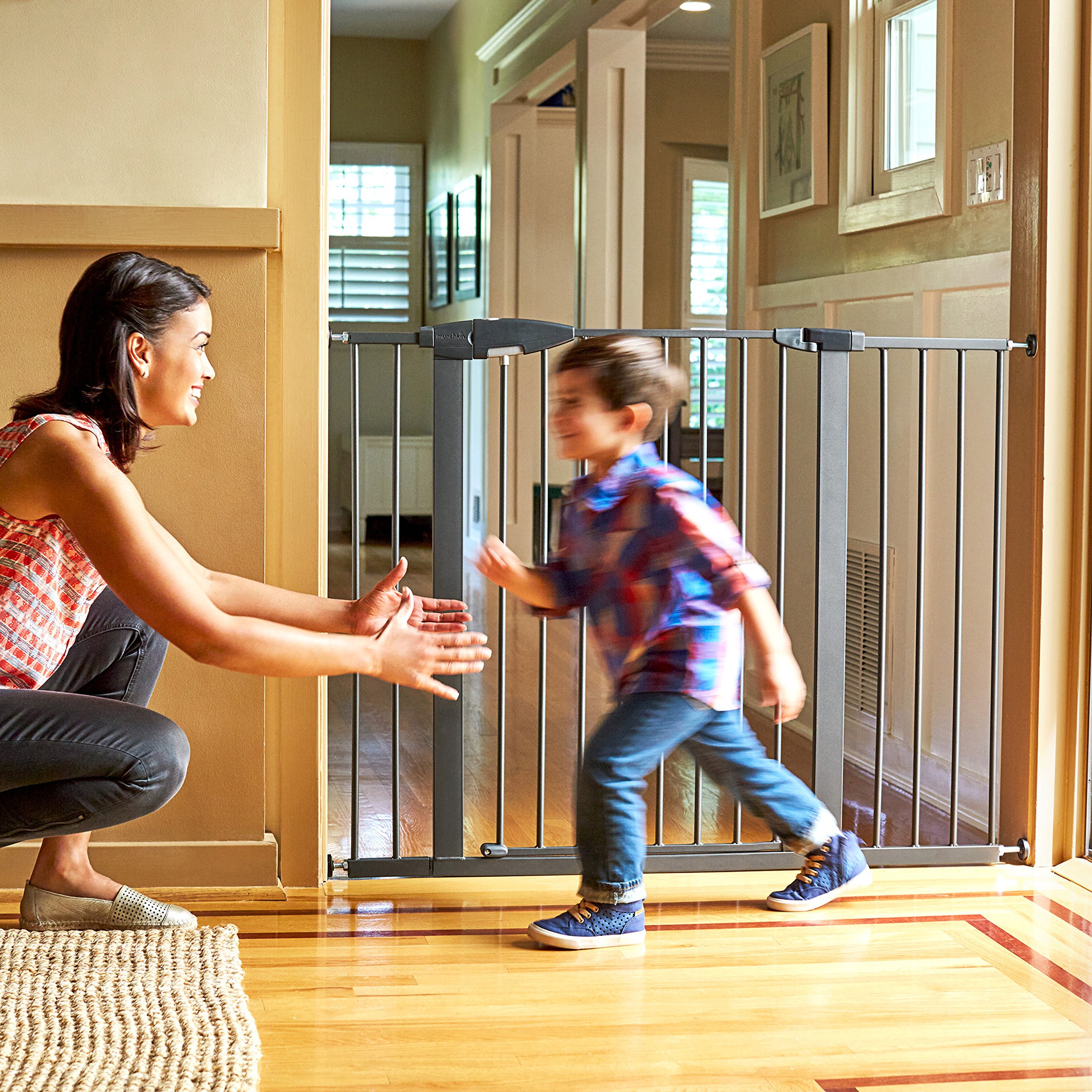 Munchkin wide spaces expanding baby gate online
